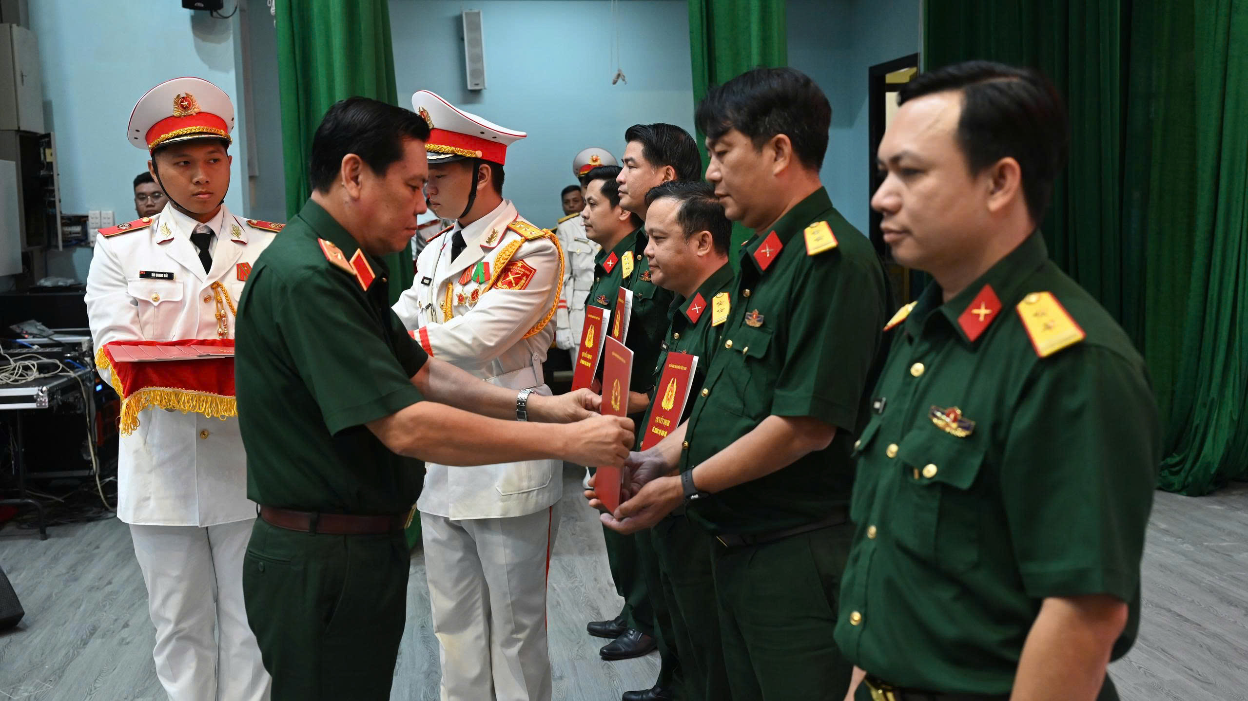 TP . HCM đưa hơn 300 sĩ quan quân đội về Ban Chỉ huy quân sự cấp xã - Ảnh 1.