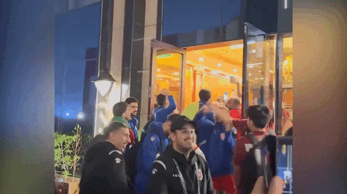 Th&uacute; vị h&igrave;nh ảnh U.23 Jordan sang kh&aacute;ch sạn U.23 Việt Nam ăn mừng v&igrave; c&ugrave;ng v&agrave;o tứ kết: Qu&aacute; tuyệt! - Ảnh 1.