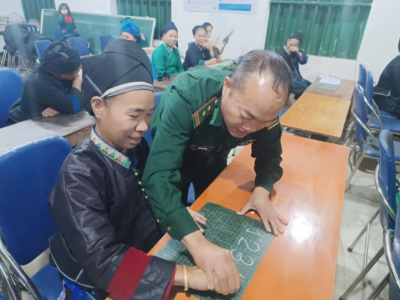 Chuyện 'gieo chữ' nơi phên giậu Tổ quốc- Ảnh 1.