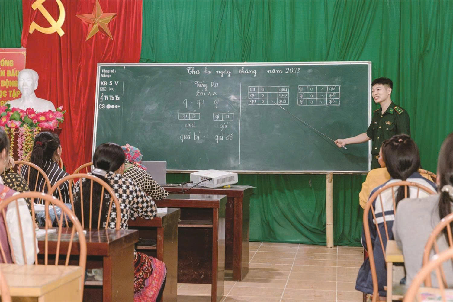 Chuyện 'gieo chữ' nơi phên giậu Tổ quốc- Ảnh 2.