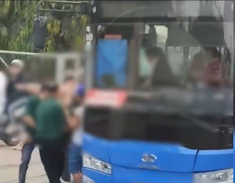 T&agrave;i xế xe bu&yacute;t tại TP.HCM đột quỵ khi đang l&aacute;i xe- Ảnh 1.