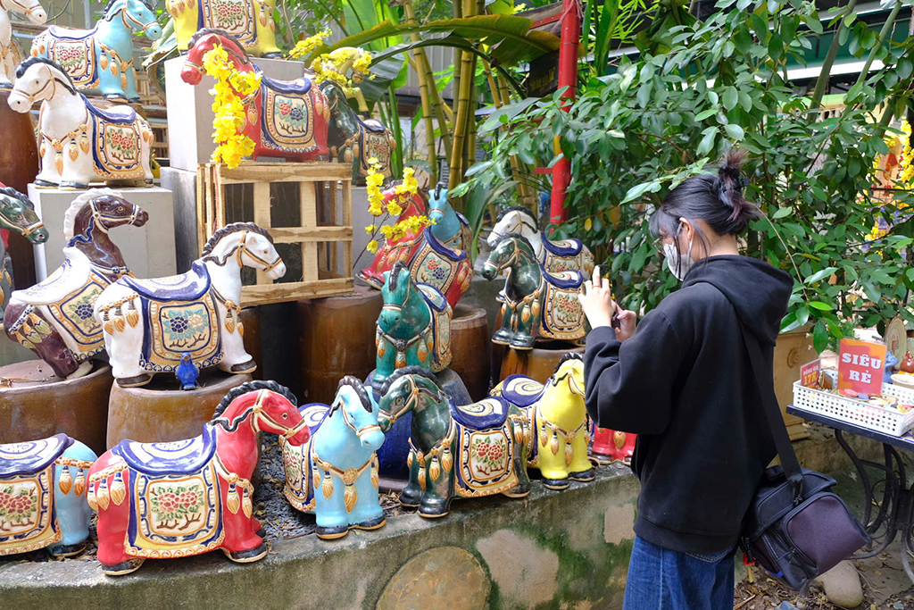 Người trẻ 'săn' ký ức đón Tết Bính Ngọ - Ảnh 1.