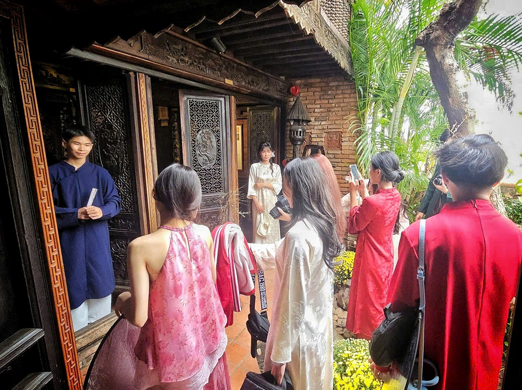 Người trẻ 'săn' ký ức đón Tết Bính Ngọ - Ảnh 2.