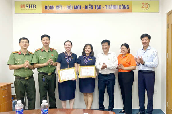 Hai cán bộ ngân hàng kịp thời chặn đứng vụ lừa đảo chiếm đoạt tiền tỉ- Ảnh 1.