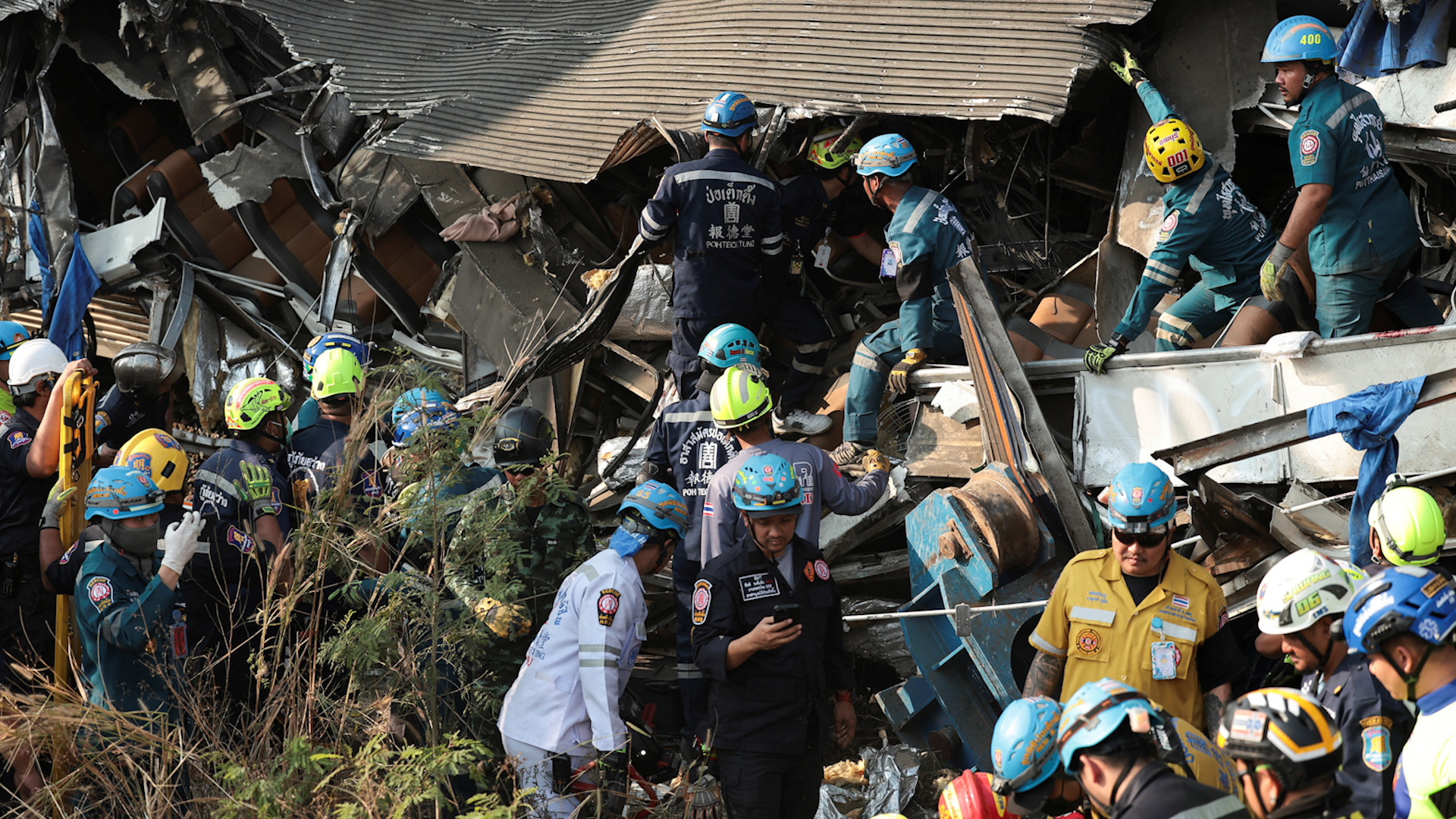 Cần cẩu đổ sập xuống t&agrave;u hỏa ở đ&ocirc;ng bắc Th&aacute;i Lan, h&agrave;ng chục người thiệt mạng - Ảnh 1.
