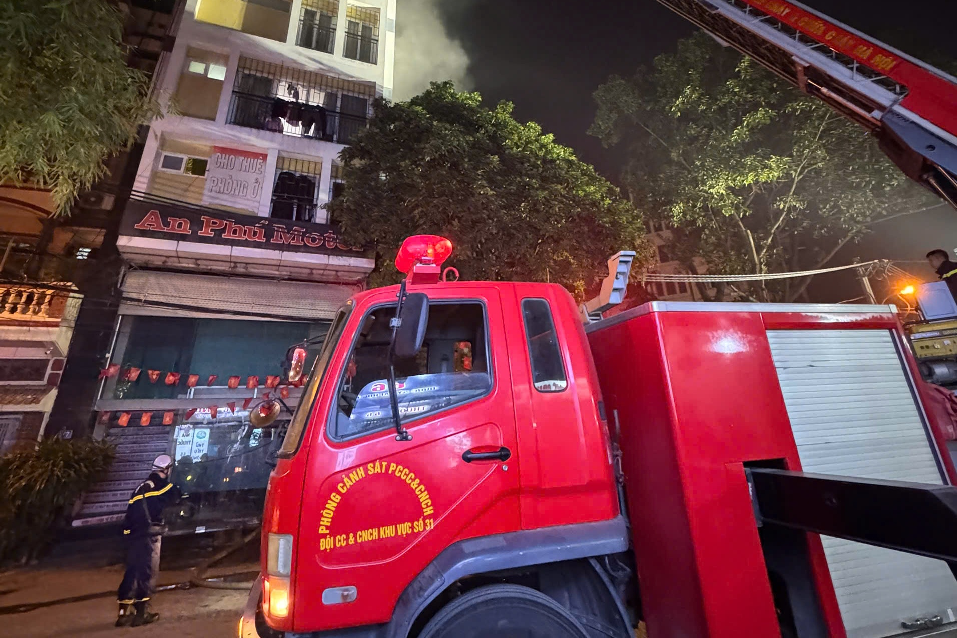 Cháy nhà nghỉ 8 tầng trong đêm, công an tạm giữ một nghi phạm phóng hỏa- Ảnh 1.