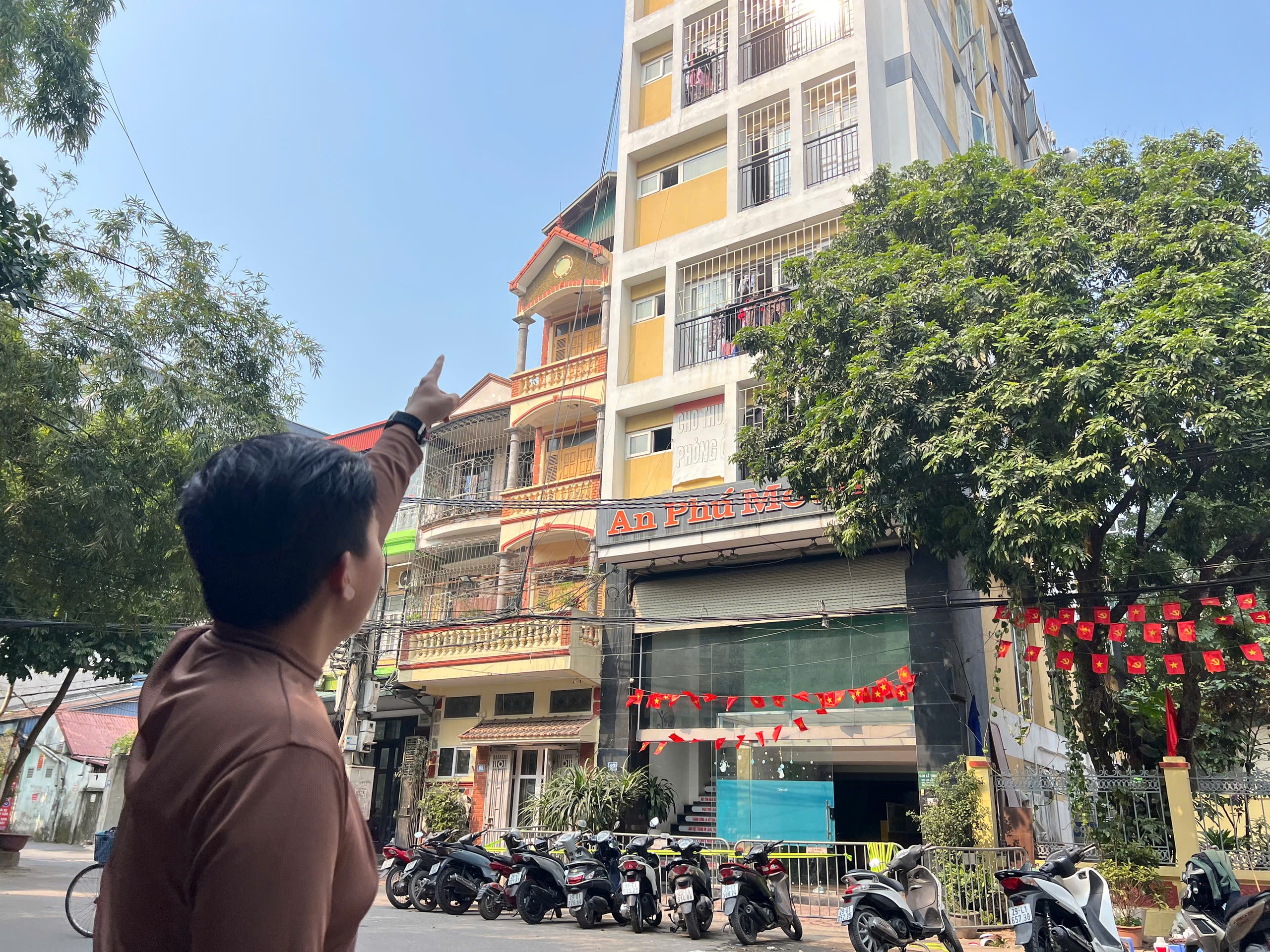 'Ở cùng tầng, tôi nghe có tiếng người cãi nhau trước khi nhà nghỉ bị cháy' - Ảnh 1.