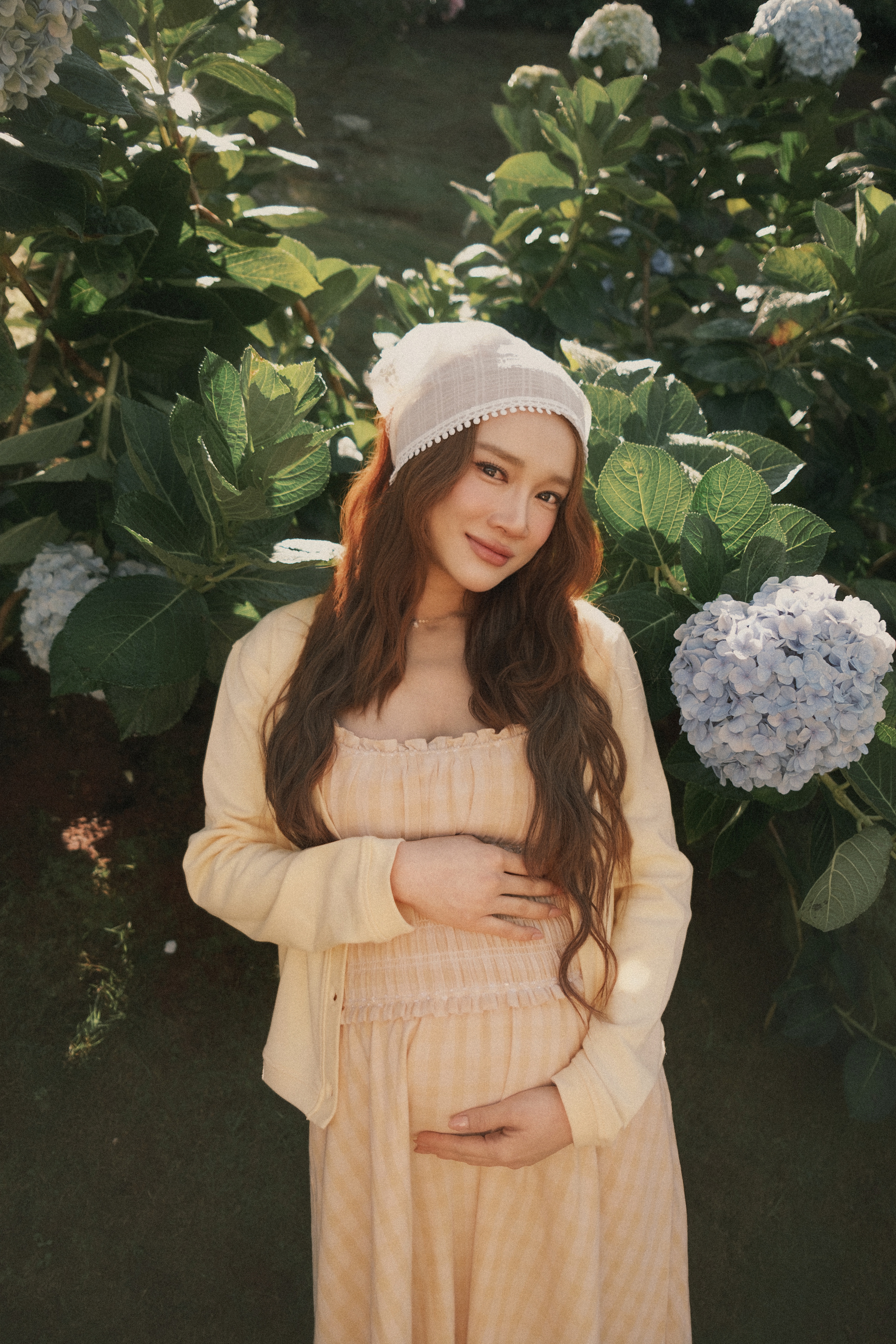 

Mang bầu em bé thứ ba, Nhã Phương có nhiều thay đổi về nội tiết tố. Bụng lớn nhanh hơn, người nặng nề hơn. Dù vậy, ngoài việc “sống chung” với viêm mũi dị ứng, sức khỏe của cô khá ổn định. Hiện tại là tháng cuối thai kỳ, cô vẫn duy trì tập thể dục nhẹ nhàng và đều đặn  