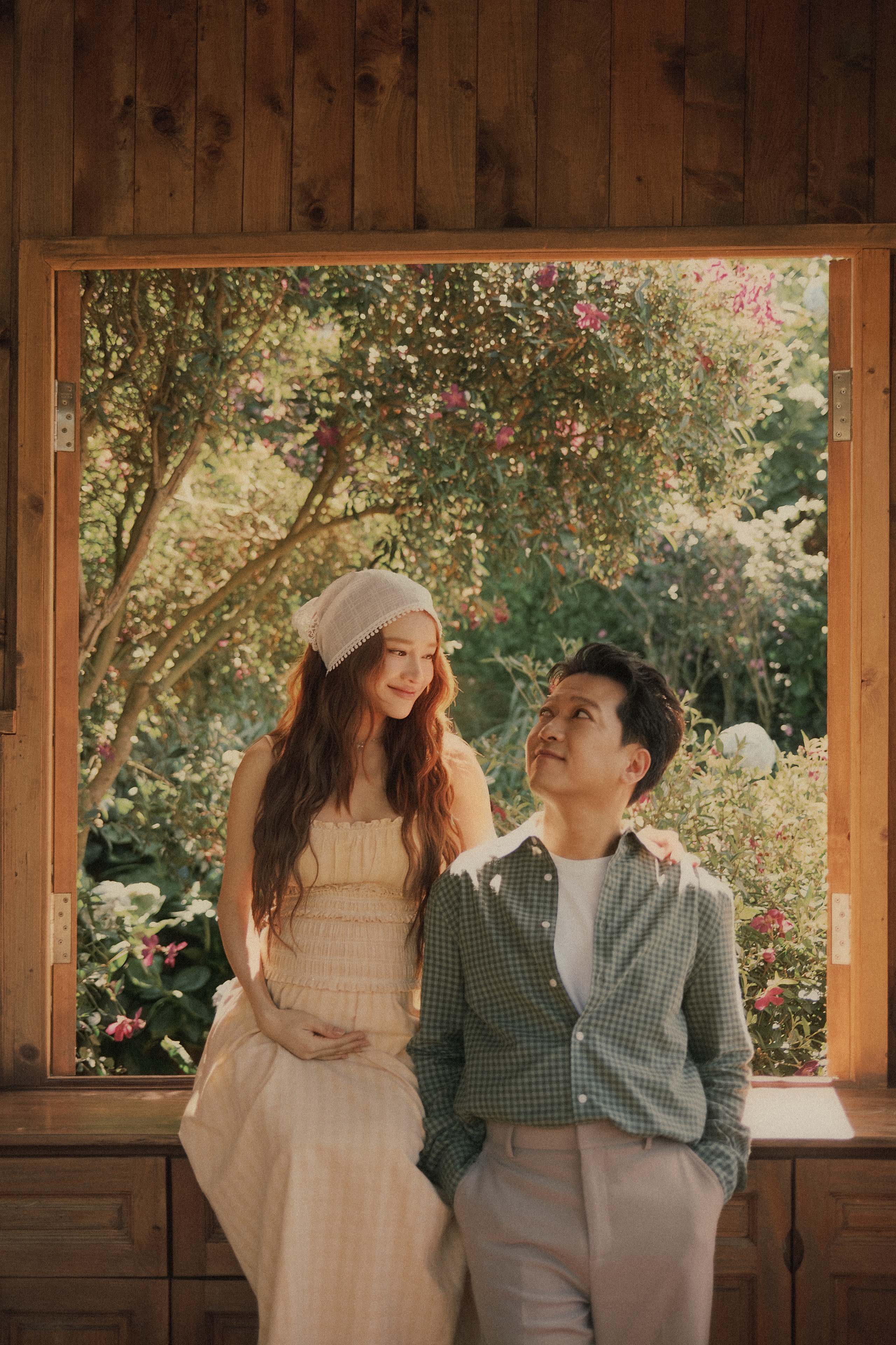 

Trước đó, một số hình ảnh chưa thật đẹp của nữ diễn viên tại đoàn phim gây xôn xao trên mạng xã hội. Qua 3 lần làm mẹ, Nhã Phương thấm thía những đổi khác của cơ thể, sắc vóc trong từng giai đoạn. Cô hiểu rằng phụ nữ, nhất là nghệ sĩ nữ, ai cũng cầu toàn hình ảnh, mong mình luôn hiện diện với vẻ ngoài rực rỡ. Dù vậy, nữ diễn viên không chạnh lòng hay áp lực về những thay đổi bề ngoài. Bởi với cô, chào đón và nâng niu những sinh linh bé nhỏ là hạnh phúc thiêng liêng  