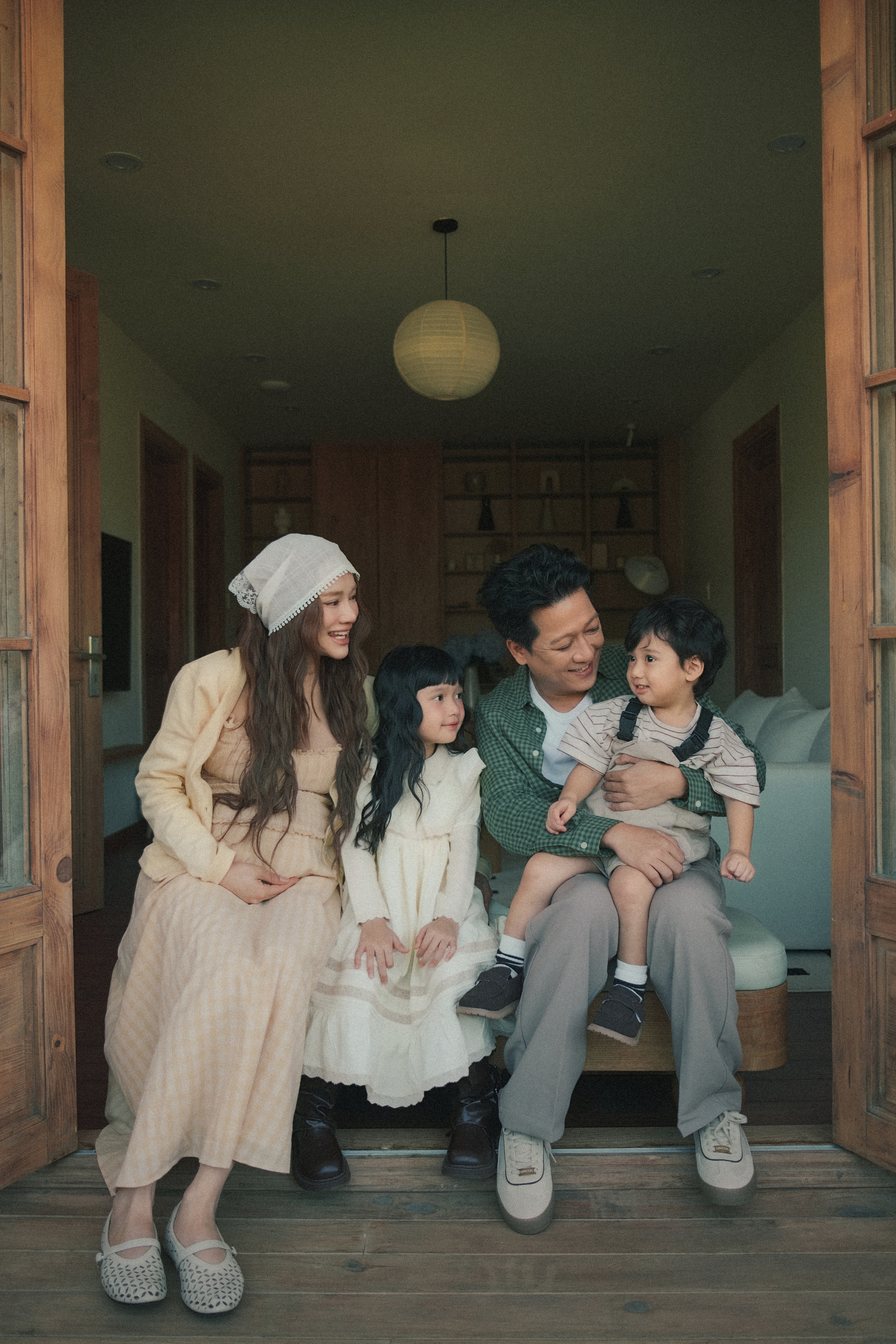 

Em bé thứ ba đến vào cùng năm Trường Giang chào sân vai trò đạo diễn. Dù mang bầu, Nhã Phương vẫn hỗ trợ nửa kia trong vai trò giám đốc casting của phim, cùng anh lựa chọn các gương mặt phù hợp với từng vai diễn  