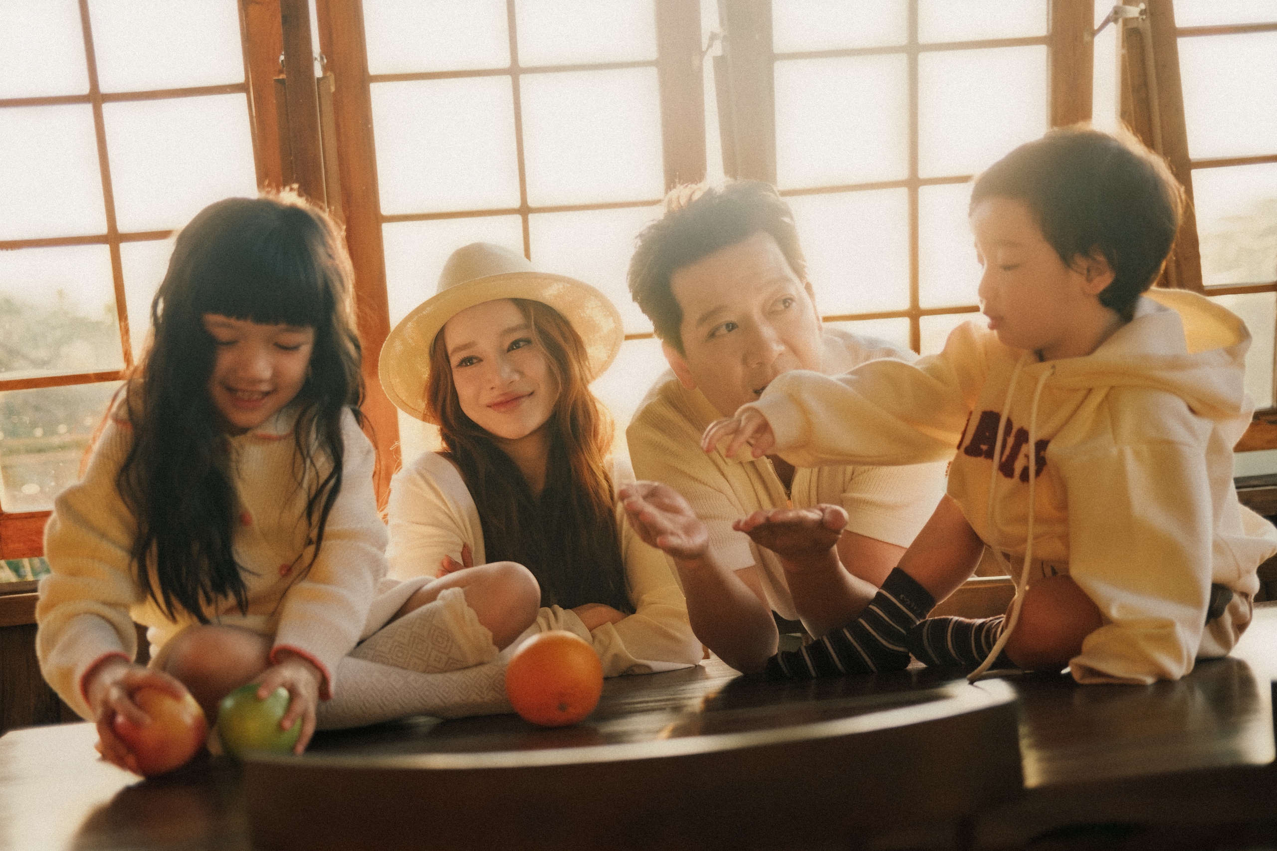 

Hơn hai tuổi, bé Hope lém lỉnh chưa hiểu rõ vai trò làm anh nhưng thấy chị hai Destiny hôn bụng mẹ, gọi em bé, cậu bé cũng làm theo. Về phần con gái lớn, Nhã Phương thương con sớm phải chia sẻ ba mẹ với các em. Cô tự nhủ phải dành nhiều thời gian tâm sự cùng công chúa nhỏ, để con không tổn thương và kết nối nhiều hơn với các em  