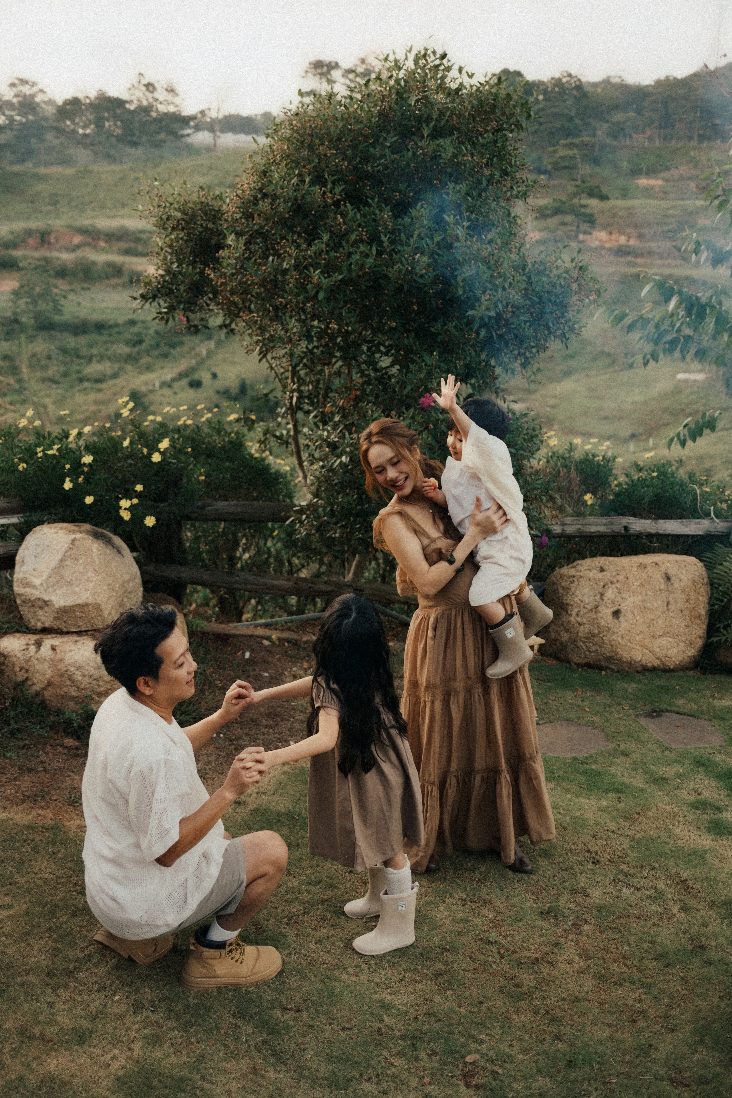 

Nhã Phương kể: 'Anh Giang mấy tháng nay bận lo cho phim lắm. Anh xót vợ xót con vì không thể ở bên mẹ con Phương mỗi ngày. Anh luôn tranh thủ chăm sóc tôi bằng những món ngon và dành thời gian chơi cùng các con”  