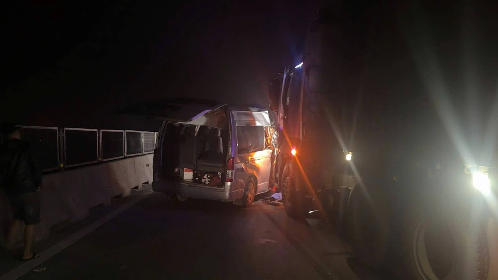 4 người chết, 6 người bị thương trong vụ tai nạn trên cao tốc- Ảnh 1. 4 người chết, 6 người bị thương trong vụ tai nạn trên cao tốc- Ảnh 1.