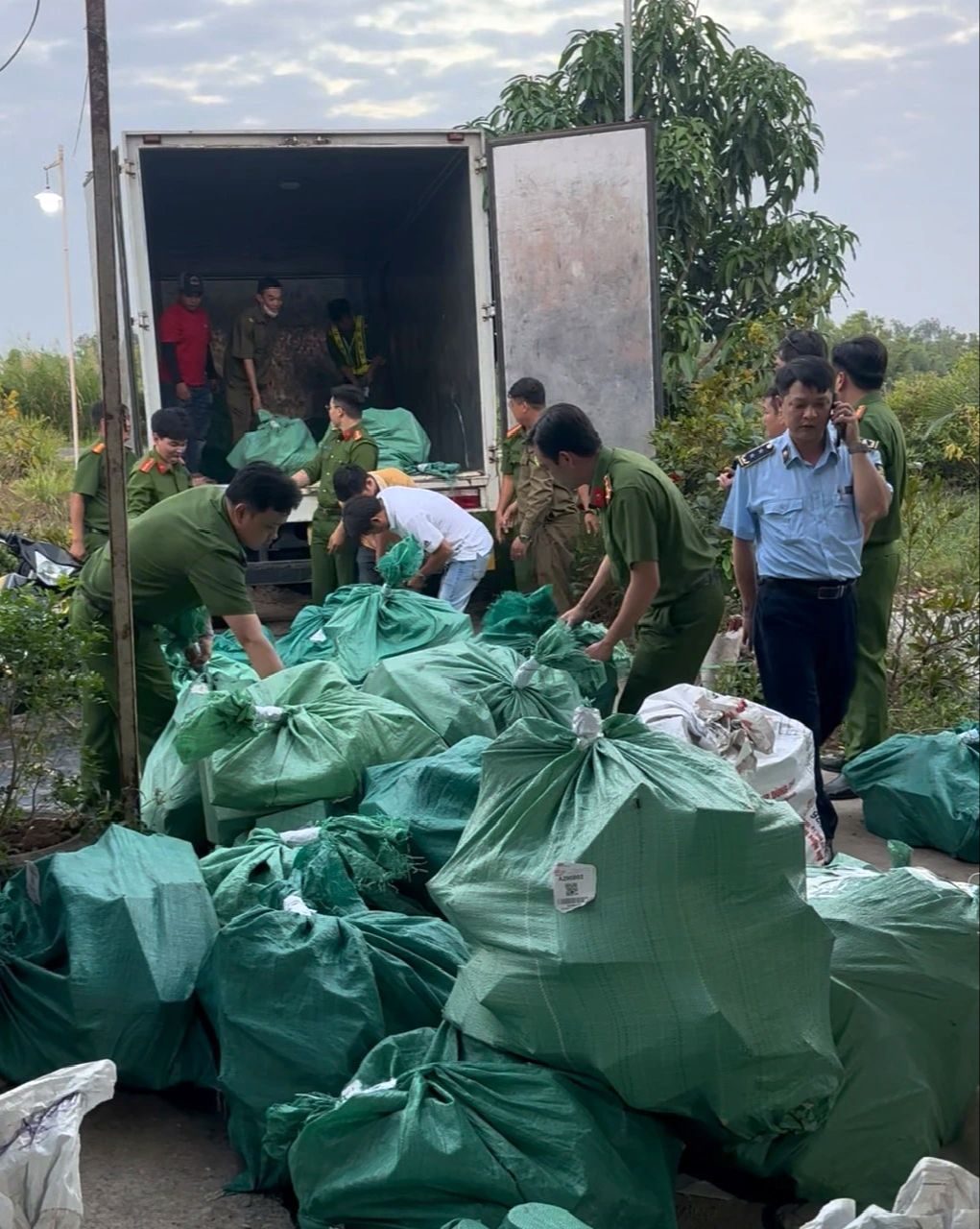 Cà Mau: Phát hiện hơn 4 tấn mỹ phẩm không giấy tờ   - Ảnh 1.