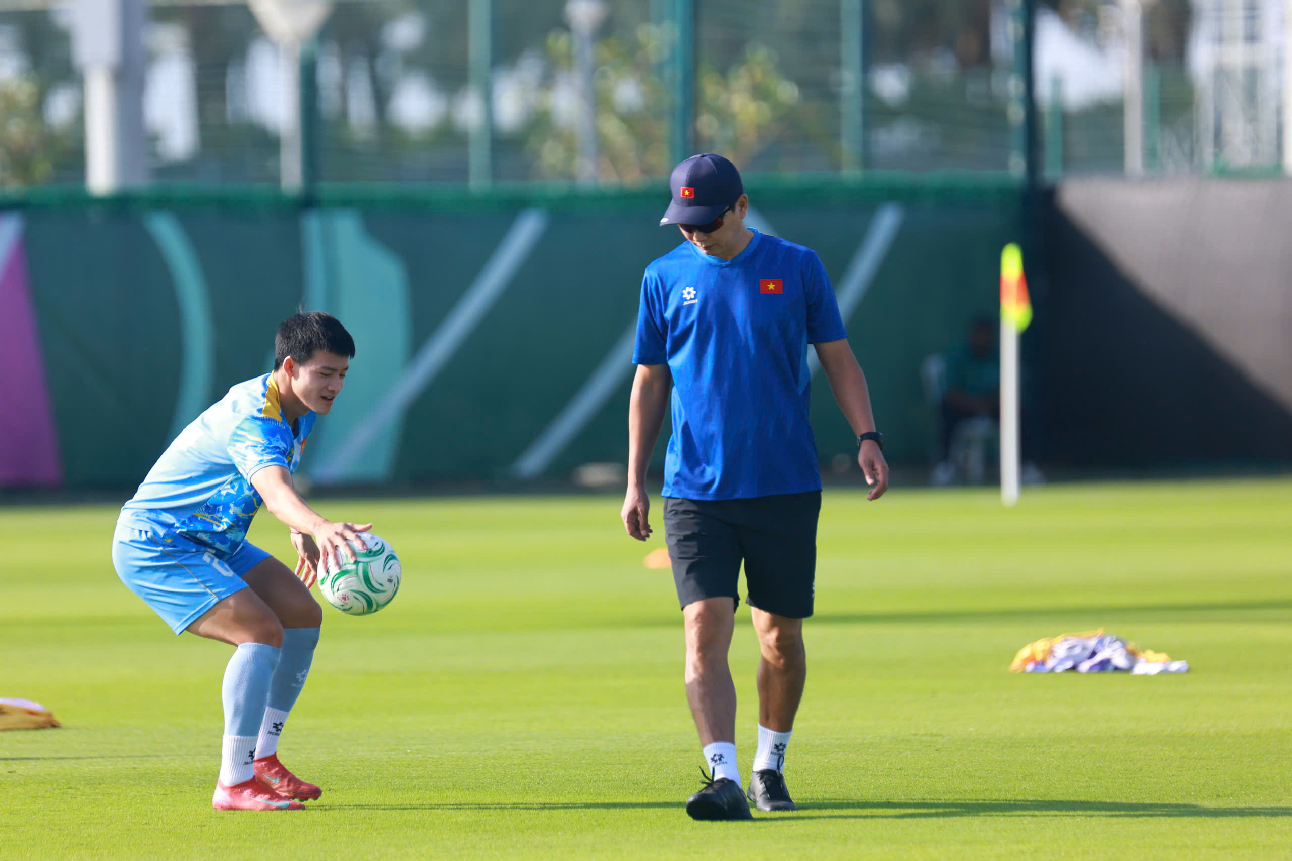 Đình Bắc và Văn Thuận - hai ngôi sao tấn công U.23 Việt Nam phải tập riêng- Ảnh 2.