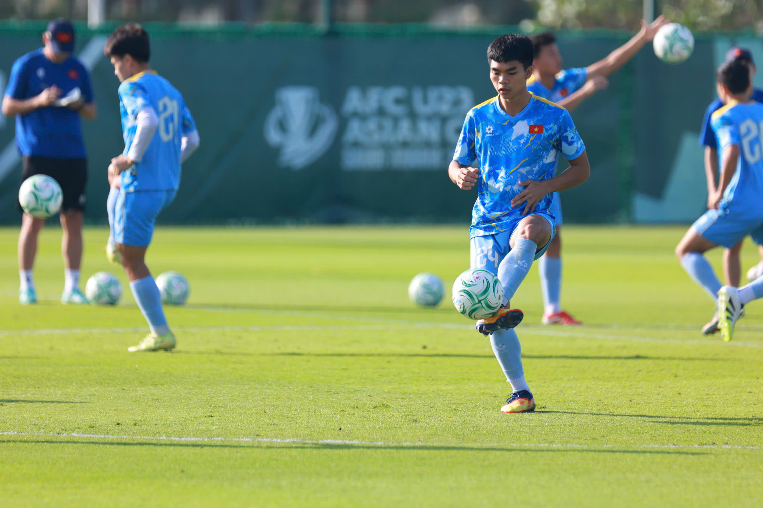 Đình Bắc và Văn Thuận - hai ngôi sao tấn công U.23 Việt Nam phải tập riêng- Ảnh 5.