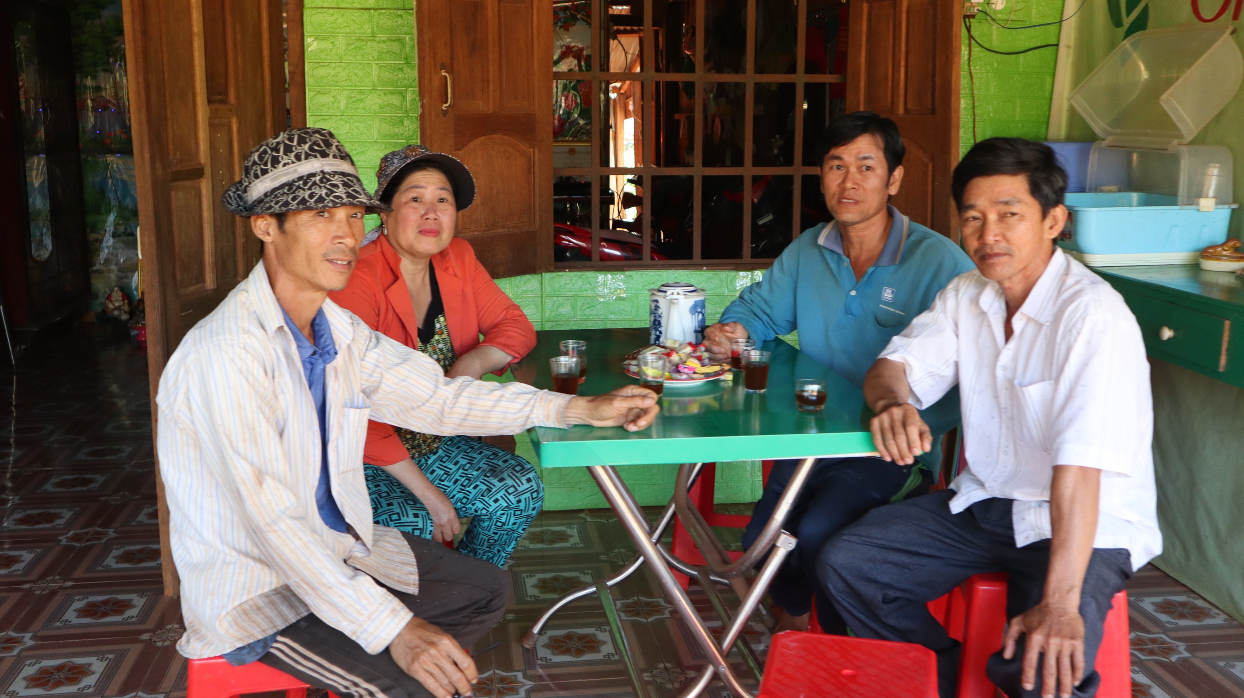 Ông Dũng khuyết tật đội nắng vá đường ở Đồng Nai, có tiền cũng không làm được- Ảnh 1.