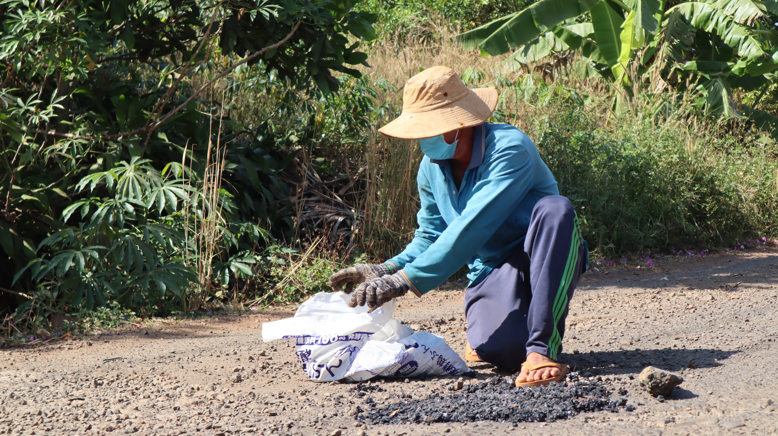 Ông Dũng khuyết tật đội nắng vá đường ở Đồng Nai, có tiền cũng không làm được- Ảnh 5.