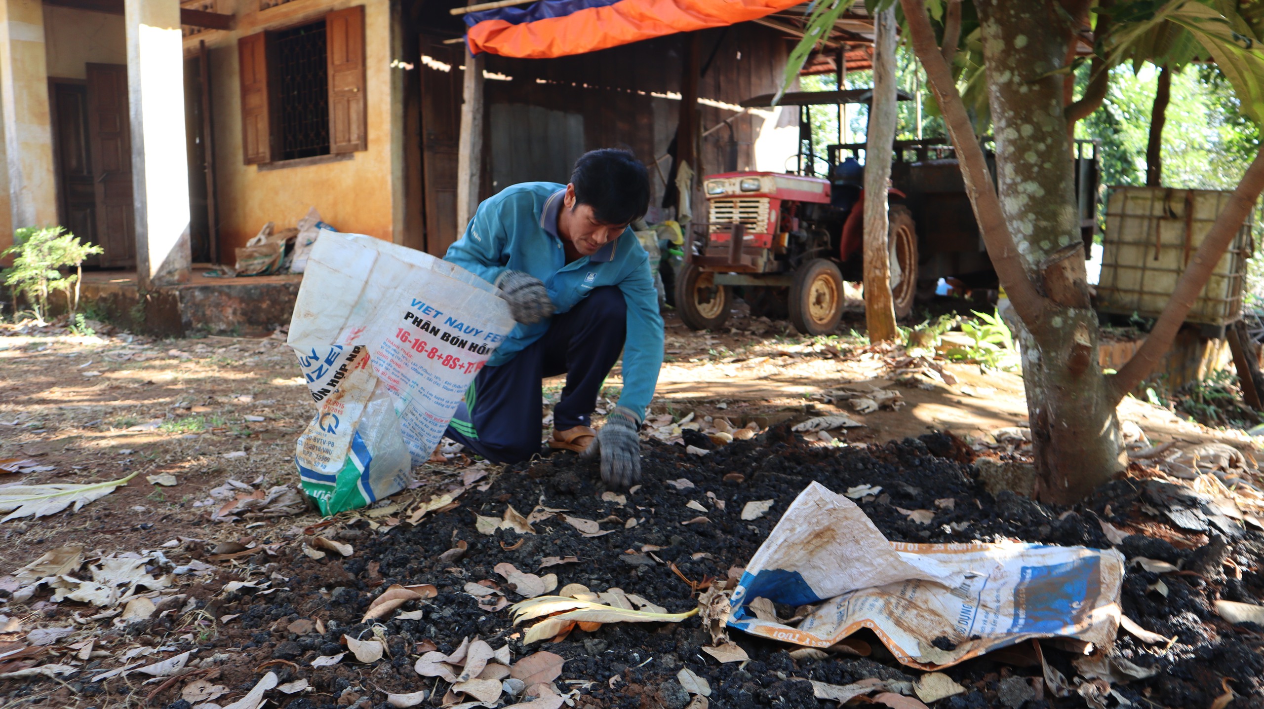Ông Dũng khuyết tật đội nắng vá đường ở Đồng Nai, có tiền cũng không làm được- Ảnh 4.