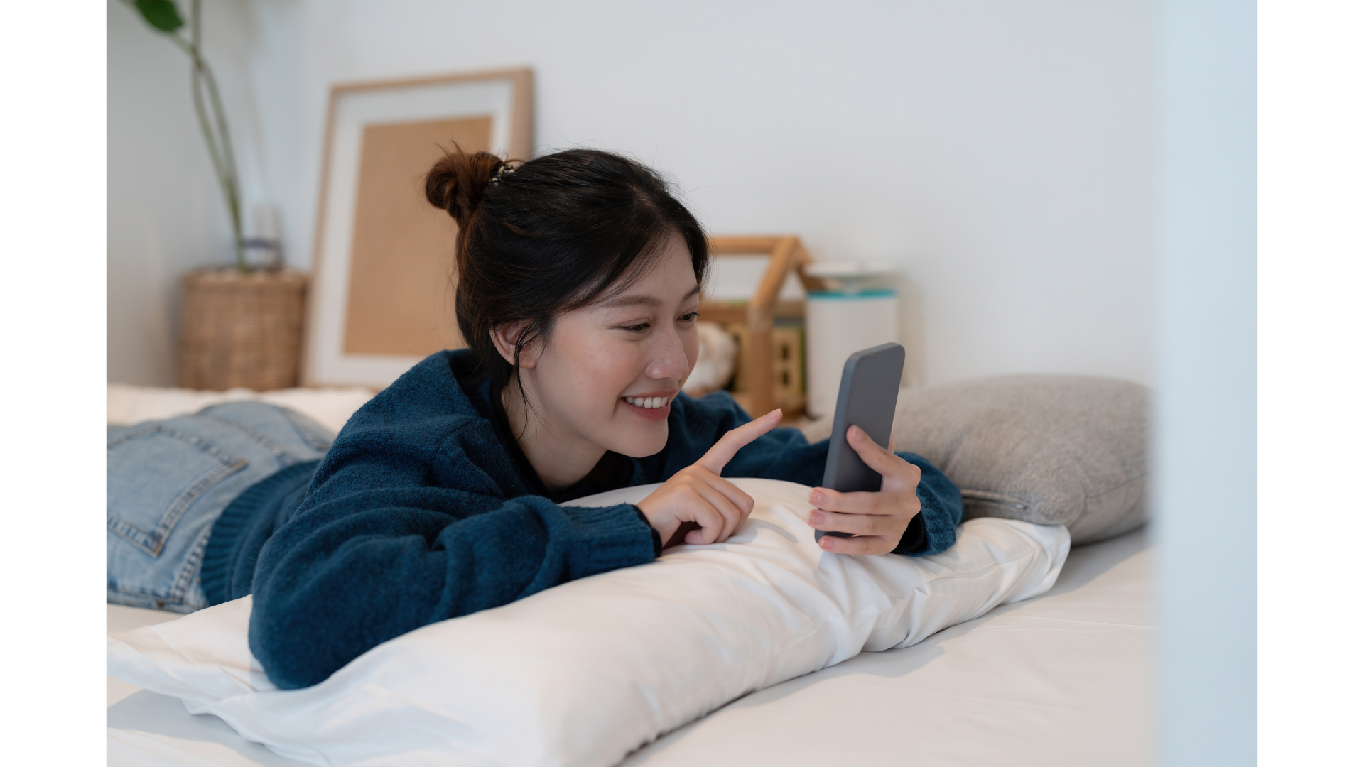 Nằm lướt điện thoại: Tư thế nào gây hại cột sống nhất? - Ảnh 1. Nằm lướt điện thoại: Tư thế nào gây hại cột sống nhất? - Ảnh 1.