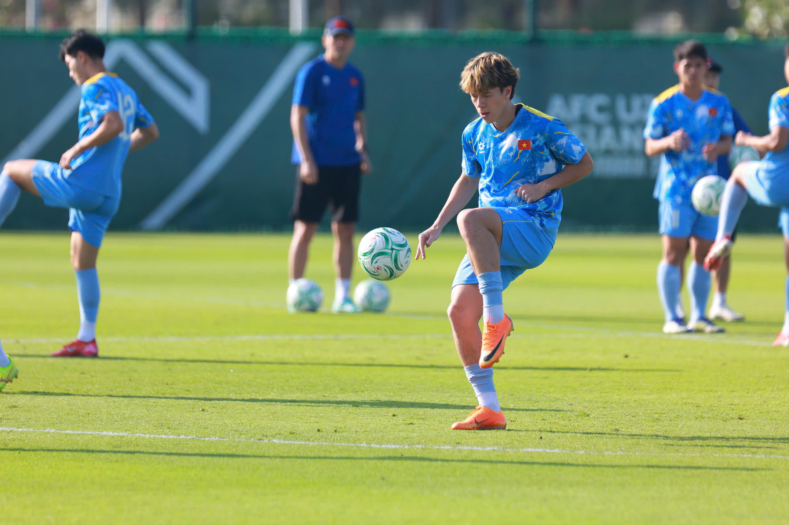 Đình Bắc và Văn Thuận - hai ngôi sao tấn công U.23 Việt Nam phải tập riêng- Ảnh 4.