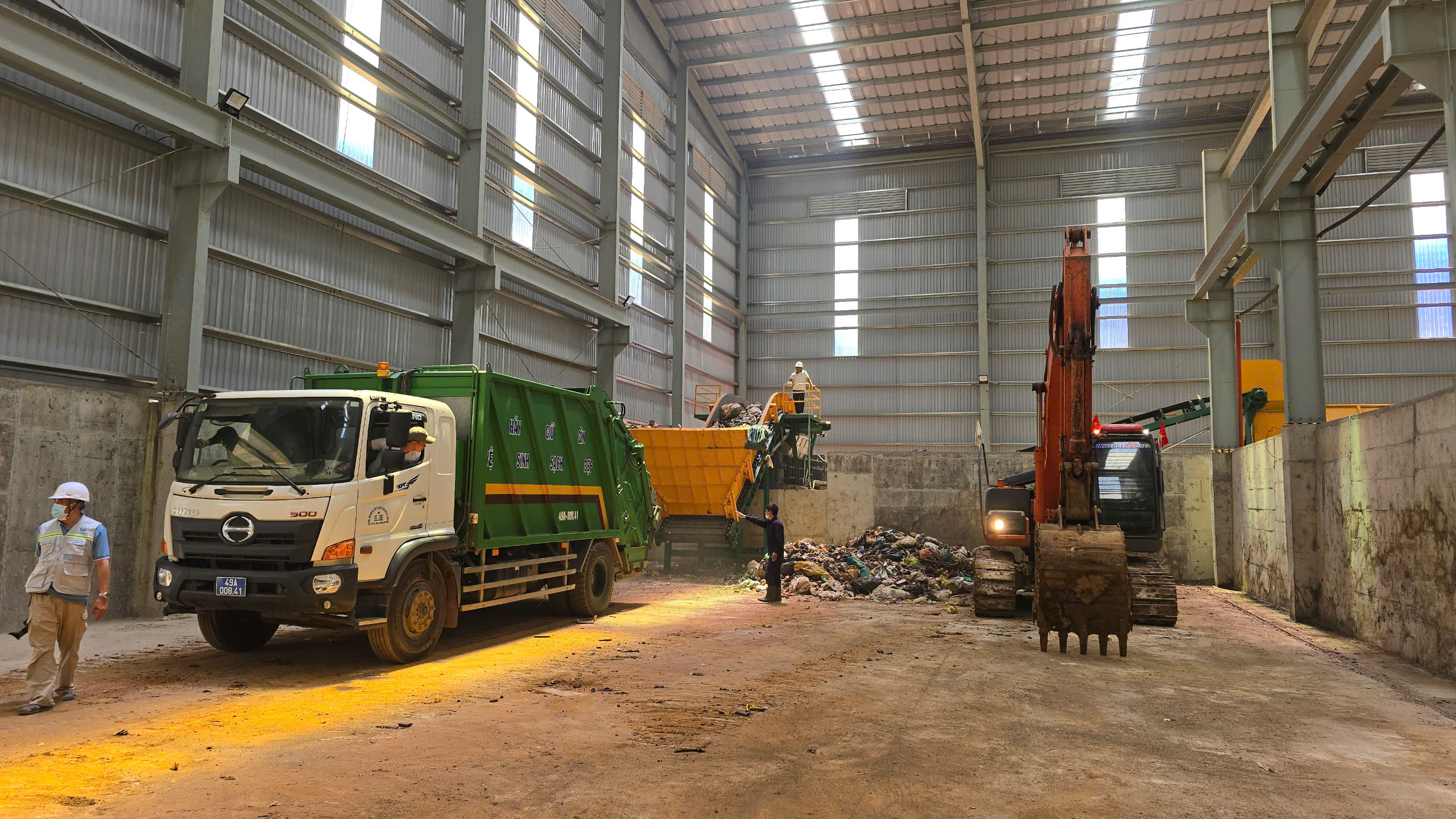 Lâm Đồng khẩn trương thu gom rác sinh hoạt ùn ứ dọc quốc lộ 20 - Ảnh 5.