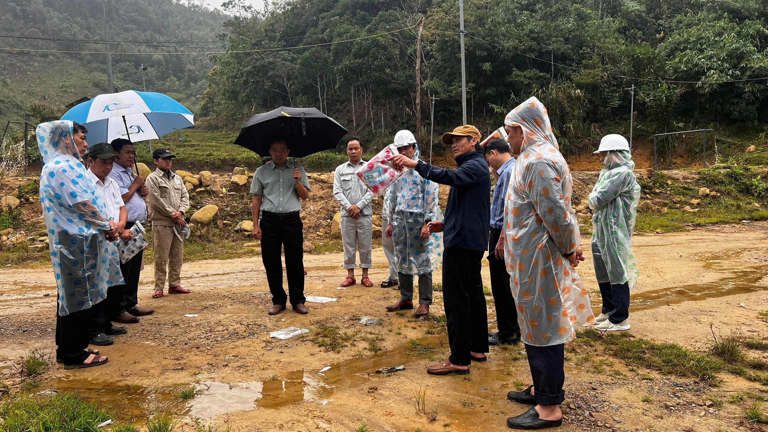 Quảng Ngãi: Băng rừng, vượt suối để đưa điện về Tu Thôn- Ảnh 2.