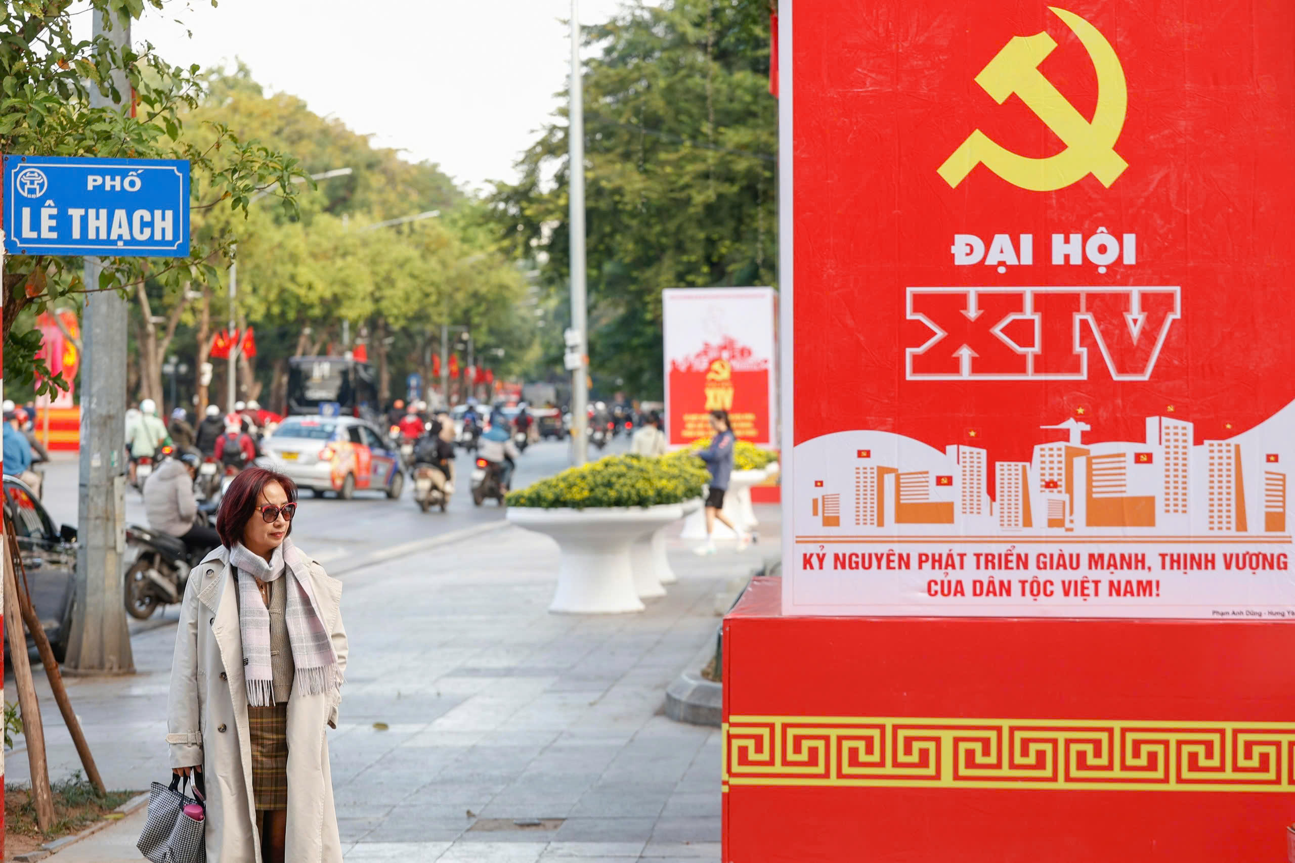 Phố phường Hà Nội rực rỡ cờ hoa chào mừng Đại hội XIV của Đảng- Ảnh 6.