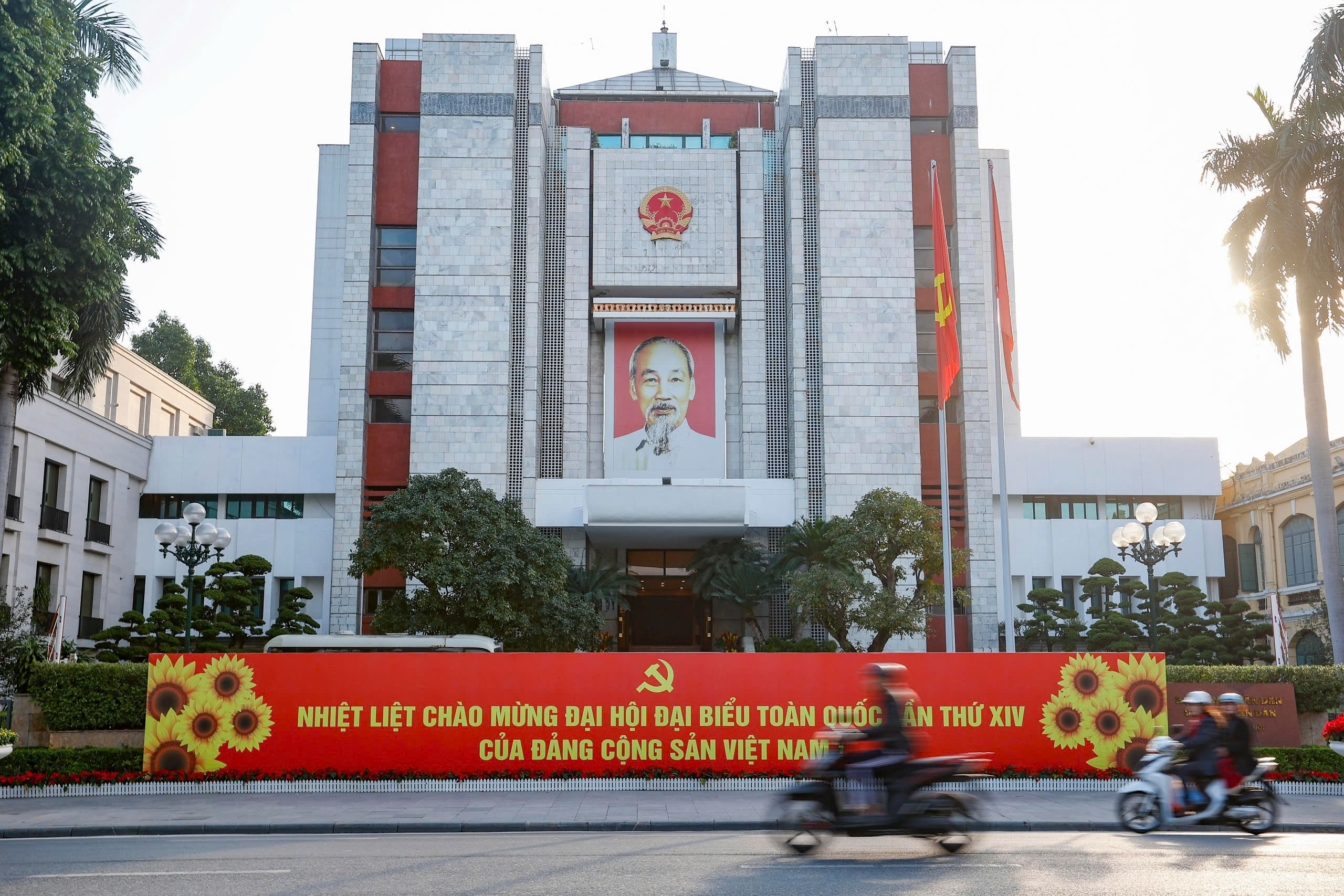 Phố phường Hà Nội rực rỡ cờ hoa chào mừng Đại hội XIV của Đảng- Ảnh 7.