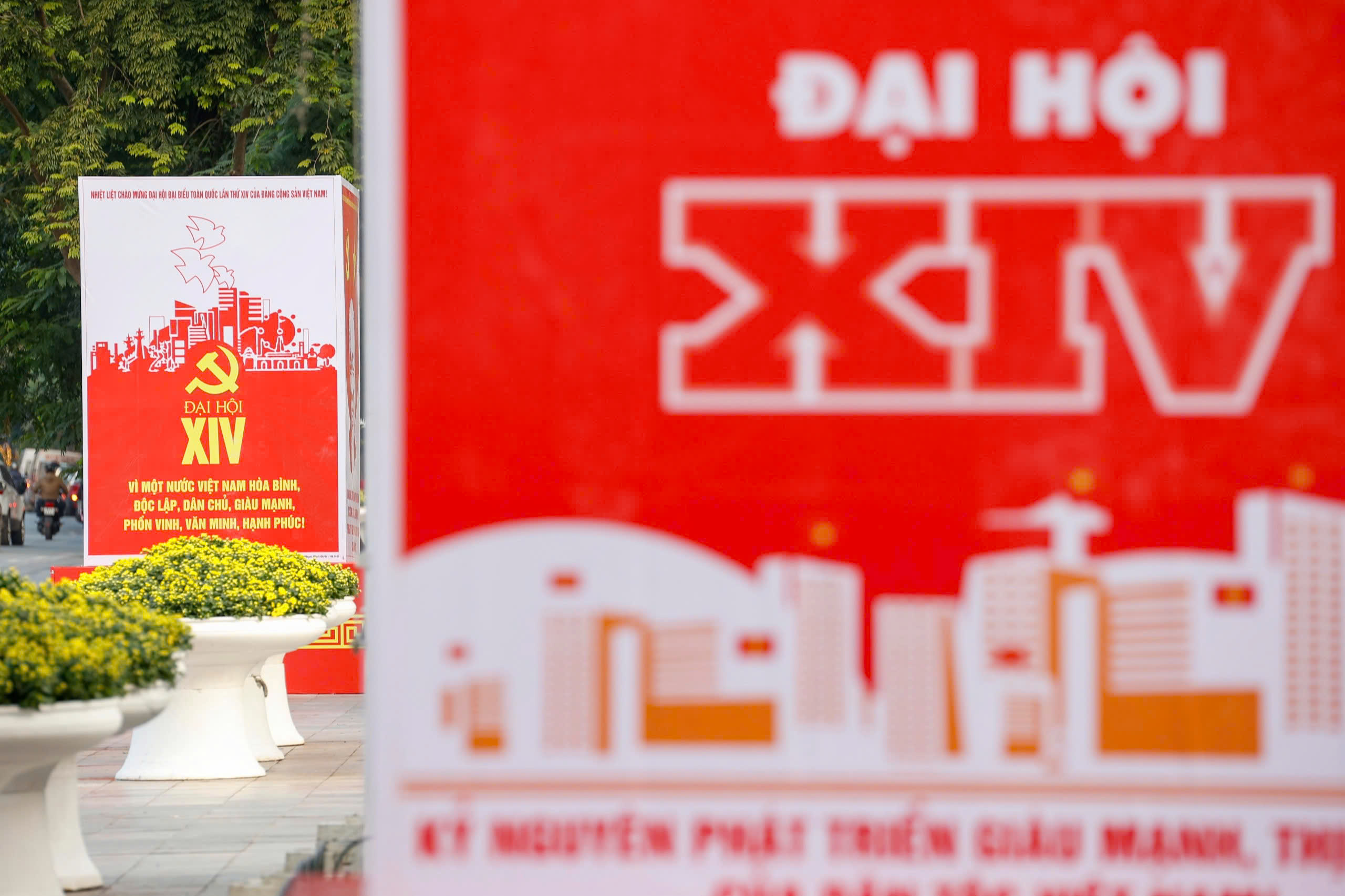 Phố phường Hà Nội rực rỡ cờ hoa chào mừng Đại hội XIV của Đảng- Ảnh 9.