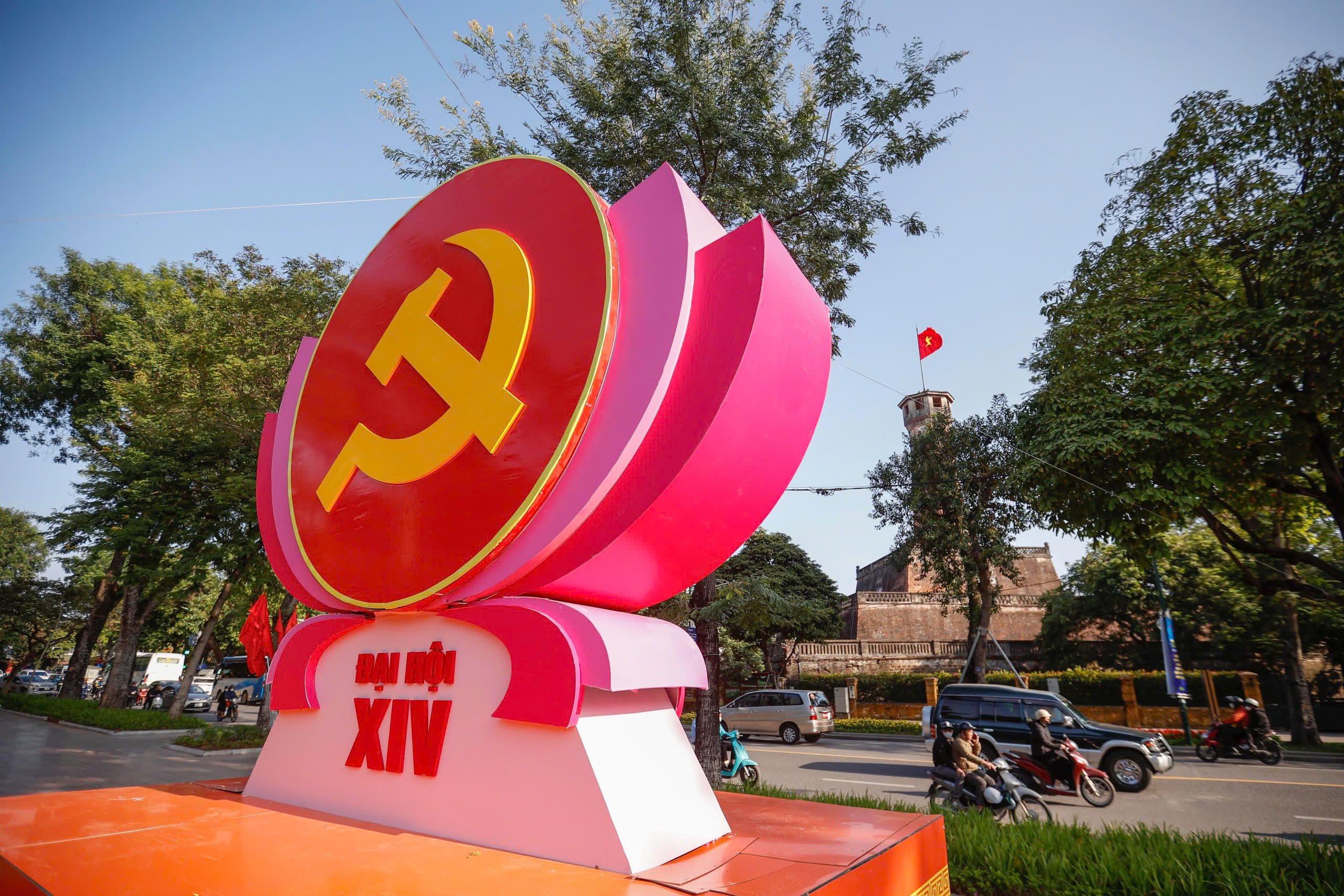 Phố phường Hà Nội rực rỡ cờ hoa chào mừng Đại hội XIV của Đảng- Ảnh 1.
