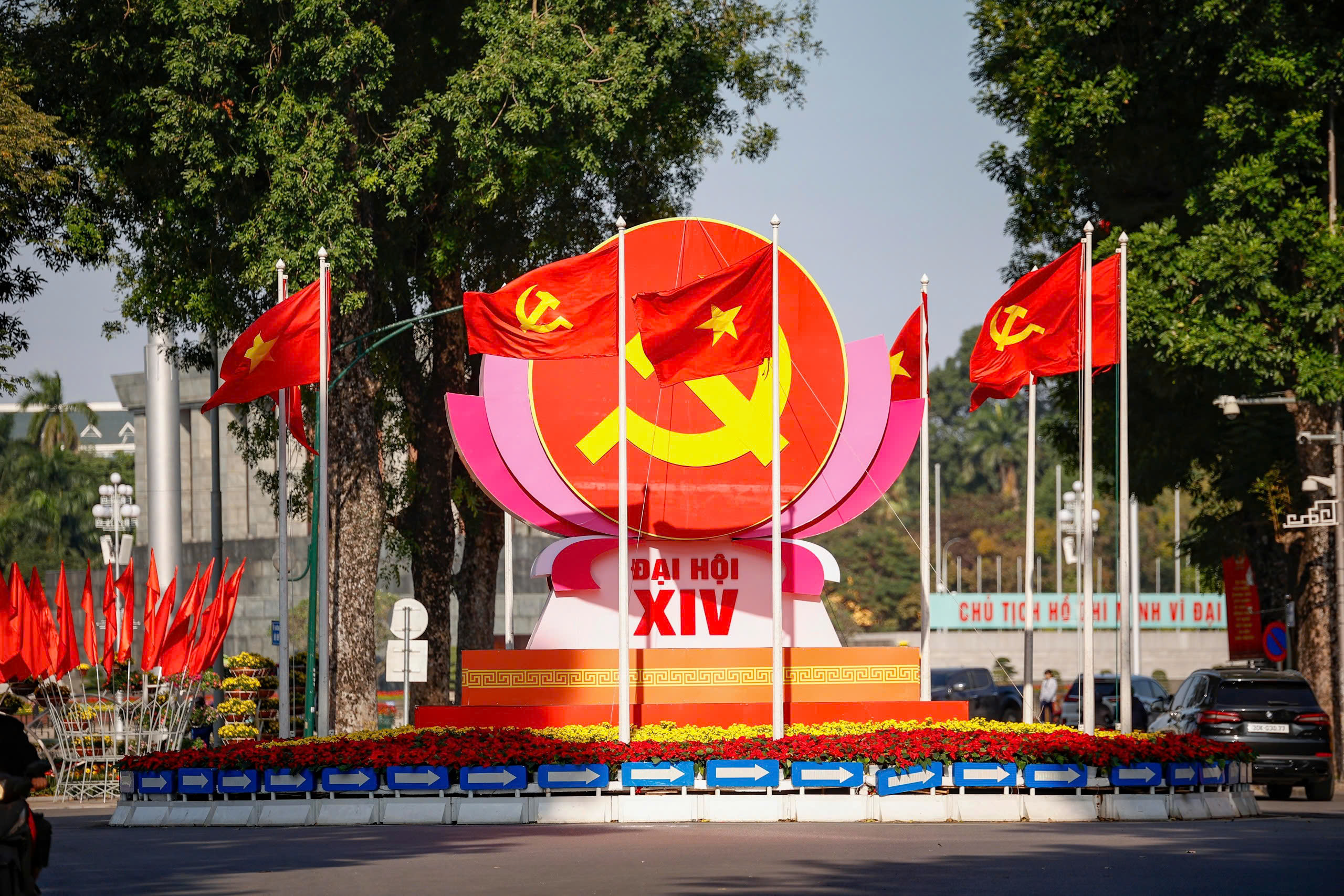 Phố phường Hà Nội rực rỡ cờ hoa chào mừng Đại hội XIV của Đảng- Ảnh 8.