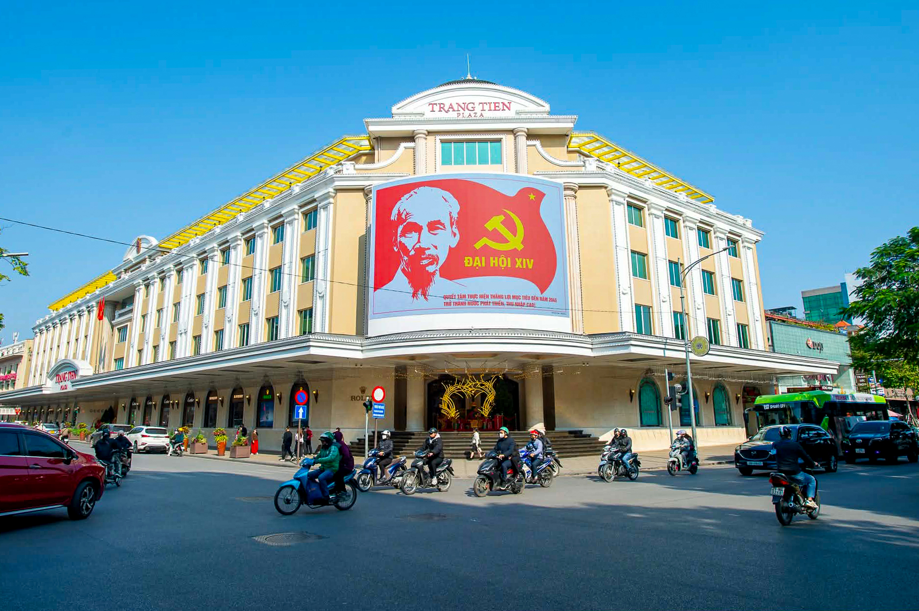 Phố phường Hà Nội rực rỡ cờ hoa chào mừng Đại hội XIV của Đảng- Ảnh 2.