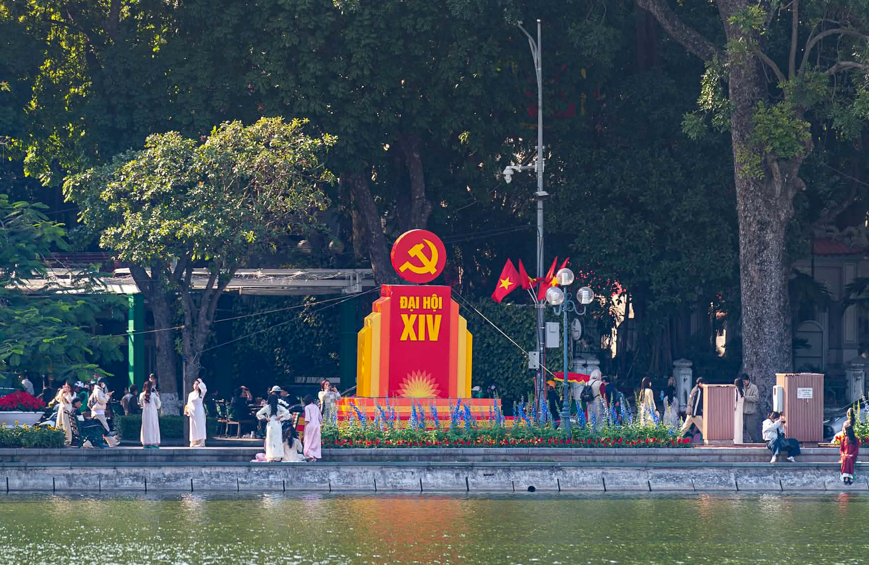 Phố phường Hà Nội rực rỡ cờ hoa chào mừng Đại hội XIV của Đảng- Ảnh 4.