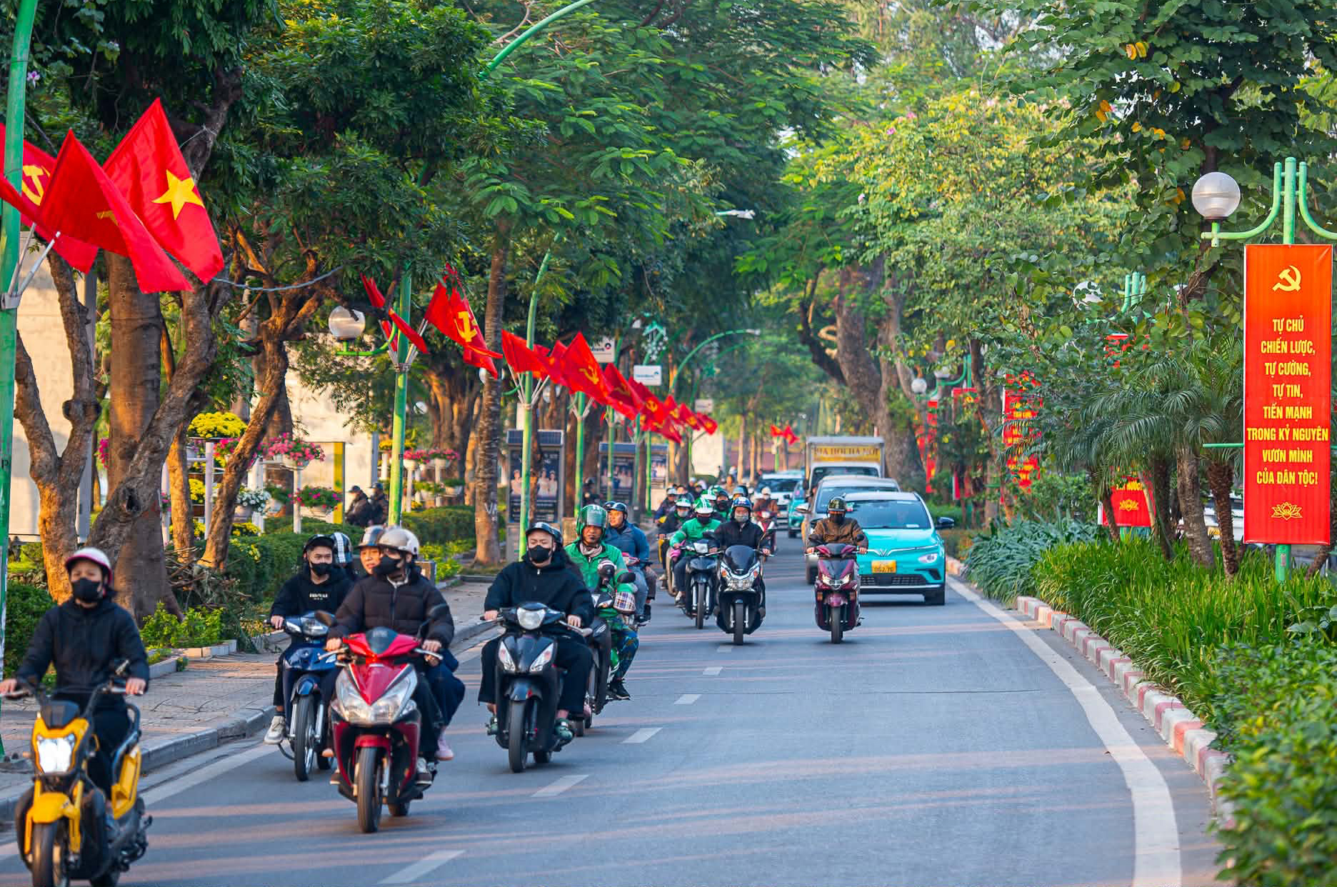 Phố phường Hà Nội rực rỡ cờ hoa chào mừng Đại hội XIV của Đảng- Ảnh 12.