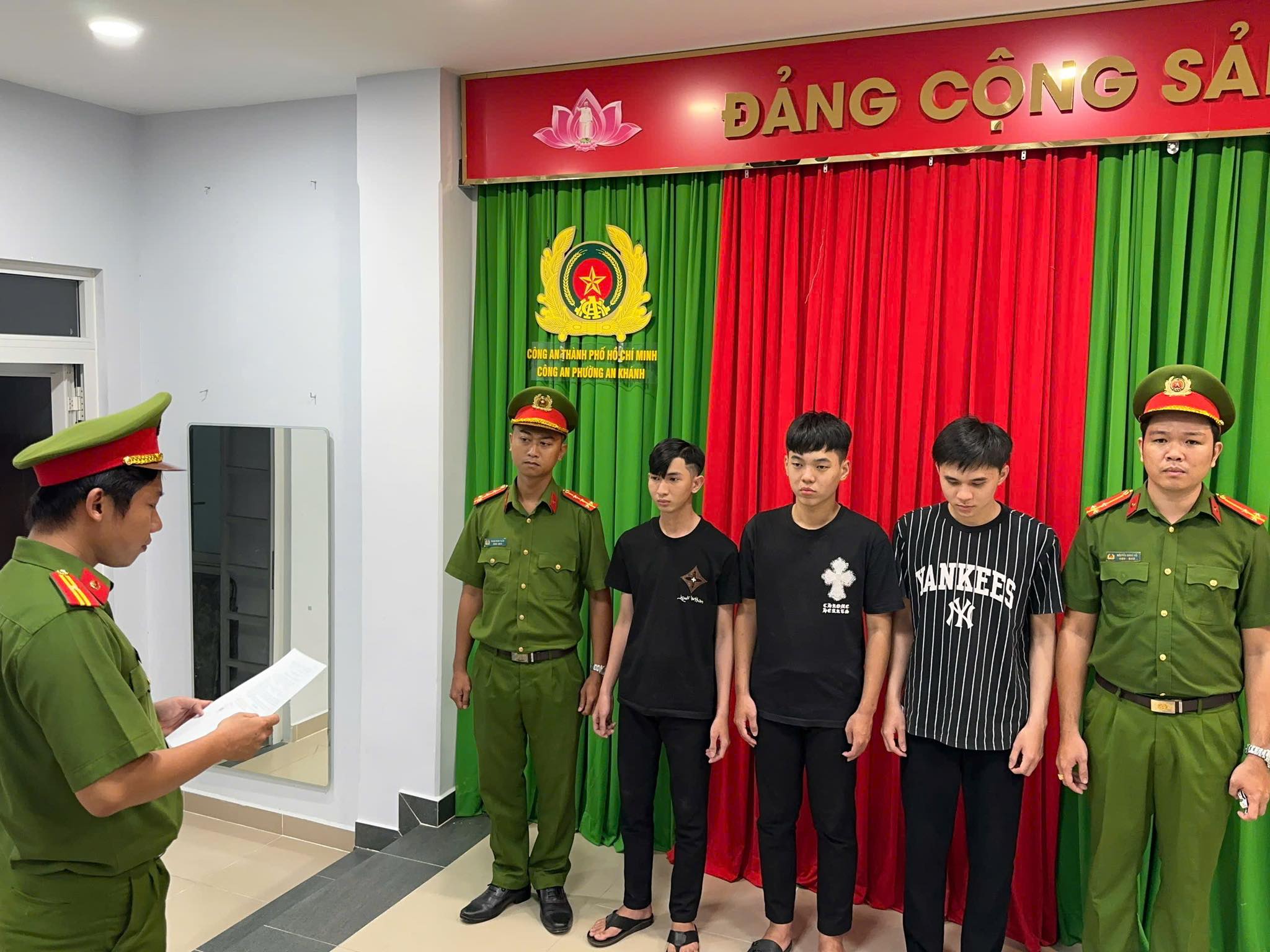 Bắt 3 thanh niên dùng hung khí tấn công người gần cầu Ba Son, TP.HCM- Ảnh 1. Bắt 3 thanh niên dùng hung khí tấn công người gần cầu Ba Son, TP.HCM- Ảnh 1.