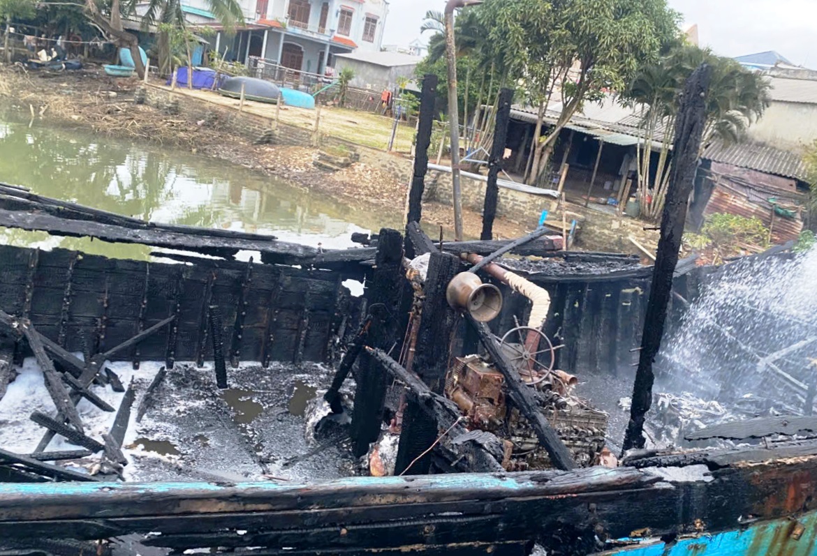 Quảng Ngãi: Cháy 4 tàu cá khi đang neo đậu trên sông Trà Bồng - Ảnh 2.