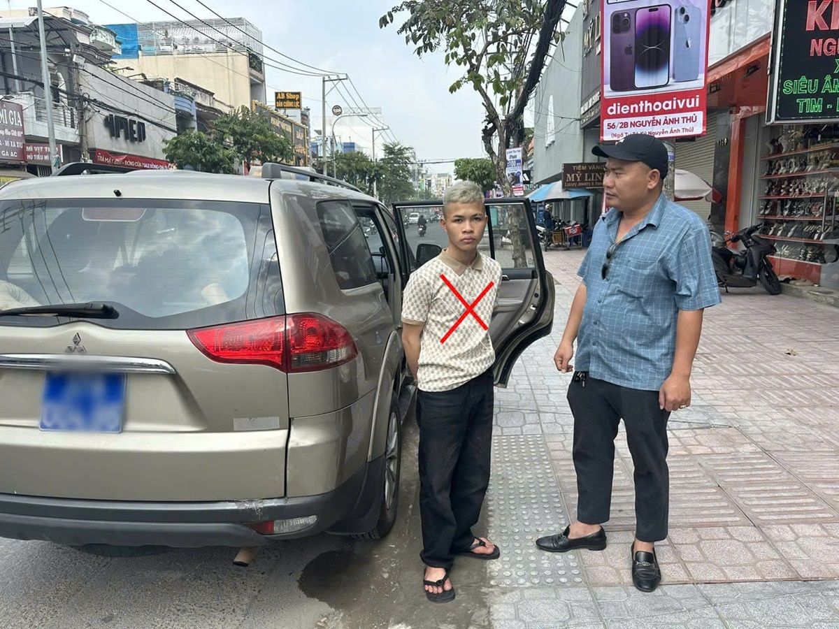 Bắt nghi phạm liều lĩnh vào cửa hàng cướp điện thoại - Ảnh 1.