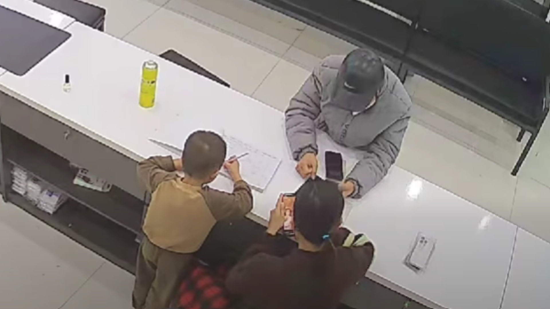 Bắt nghi phạm liều lĩnh vào cửa hàng cướp điện thoại - Ảnh 2.