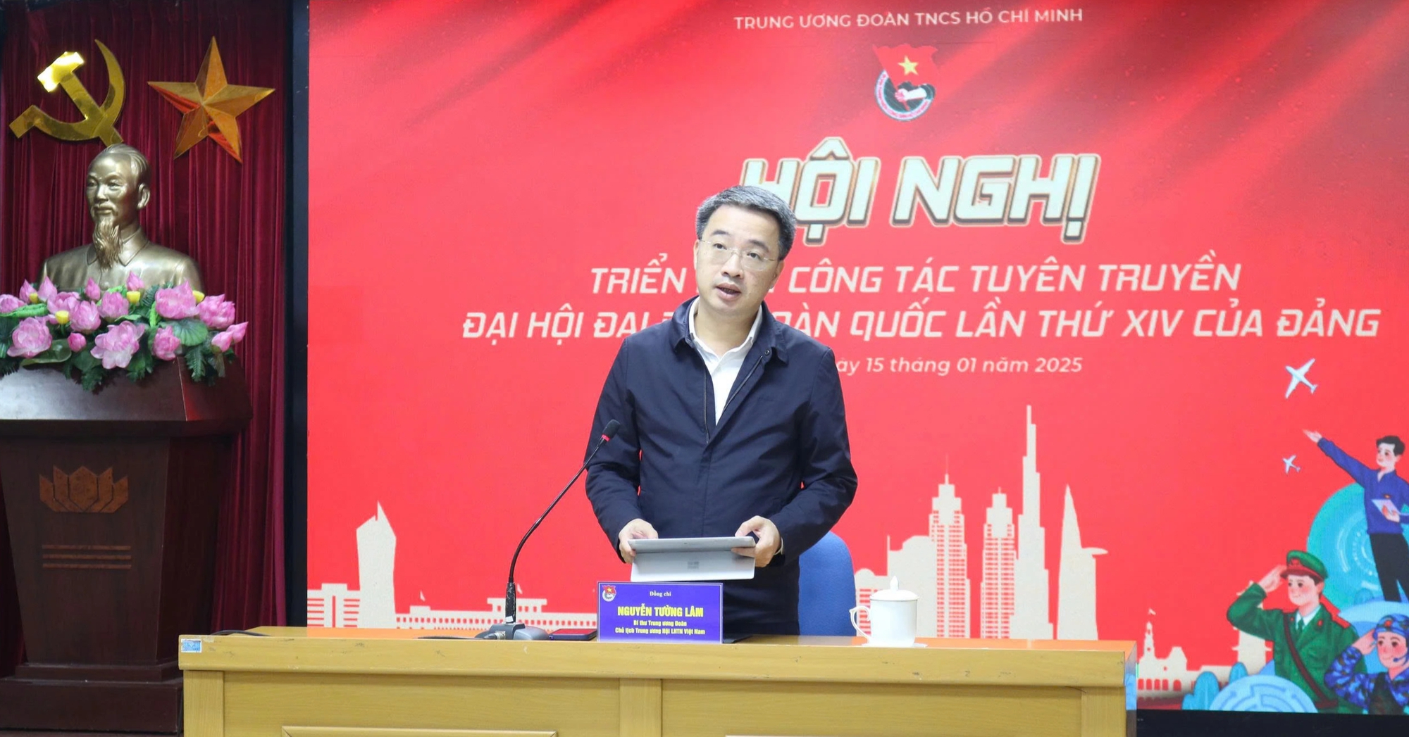 Giới trẻ cả nước ch&agrave;o cờ trước Đại hội XIV của Đảng thể hiện l&ograve;ng y&ecirc;u nước - Ảnh 1.