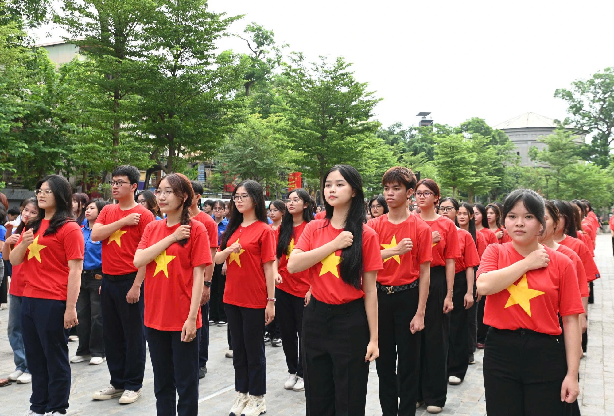 Giới trẻ cả nước ch&agrave;o cờ trước Đại hội XIV của Đảng thể hiện l&ograve;ng y&ecirc;u nước - Ảnh 3.