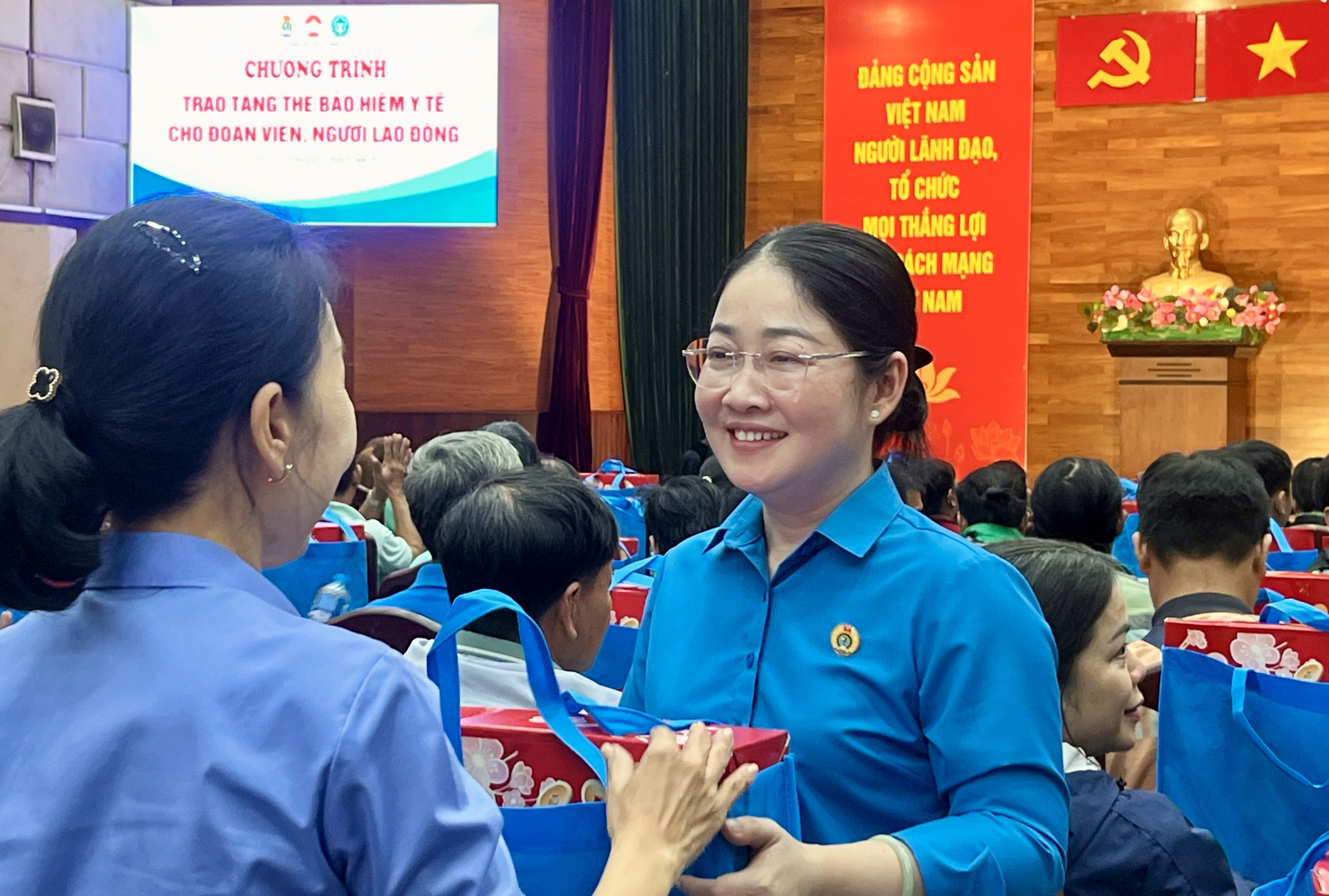 TP.HCM tặng thẻ bảo hiểm y tế giúp người lao động nghèo- Ảnh 2.