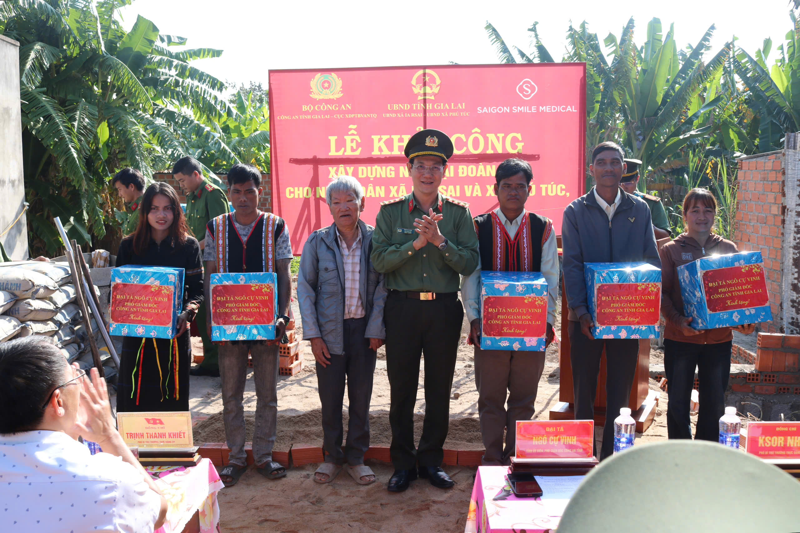 Công an tỉnh Gia Lai tặng 23 căn nhà tình nghĩa cho người nghèo đón tết - Ảnh 2.
