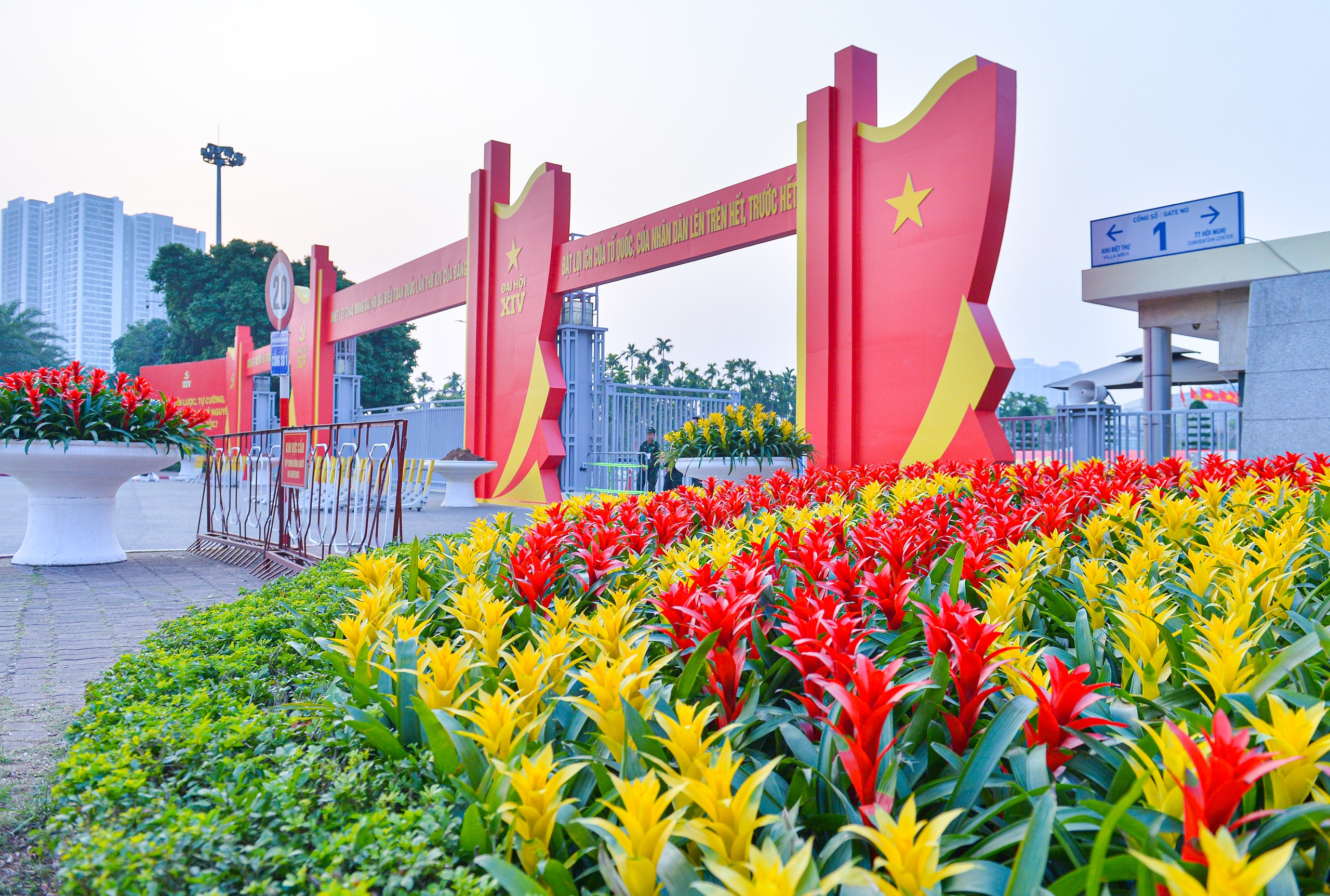 Phố phường Hà Nội rực rỡ cờ hoa chào mừng Đại hội XIV của Đảng- Ảnh 13.