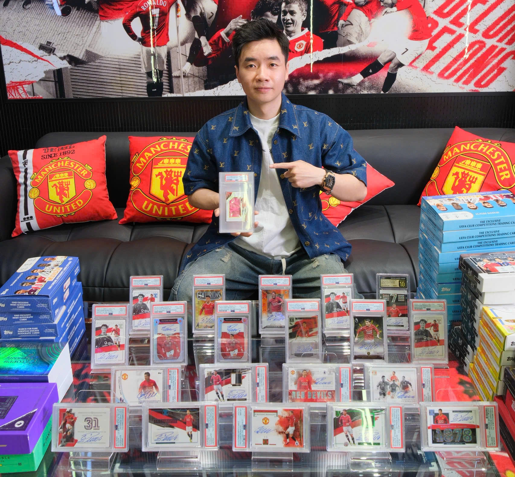 Chàng trai Hà Nội sở hữu 19 thẻ chữ ký Cristiano Ronaldo độc nhất Việt Nam - Ảnh 1.