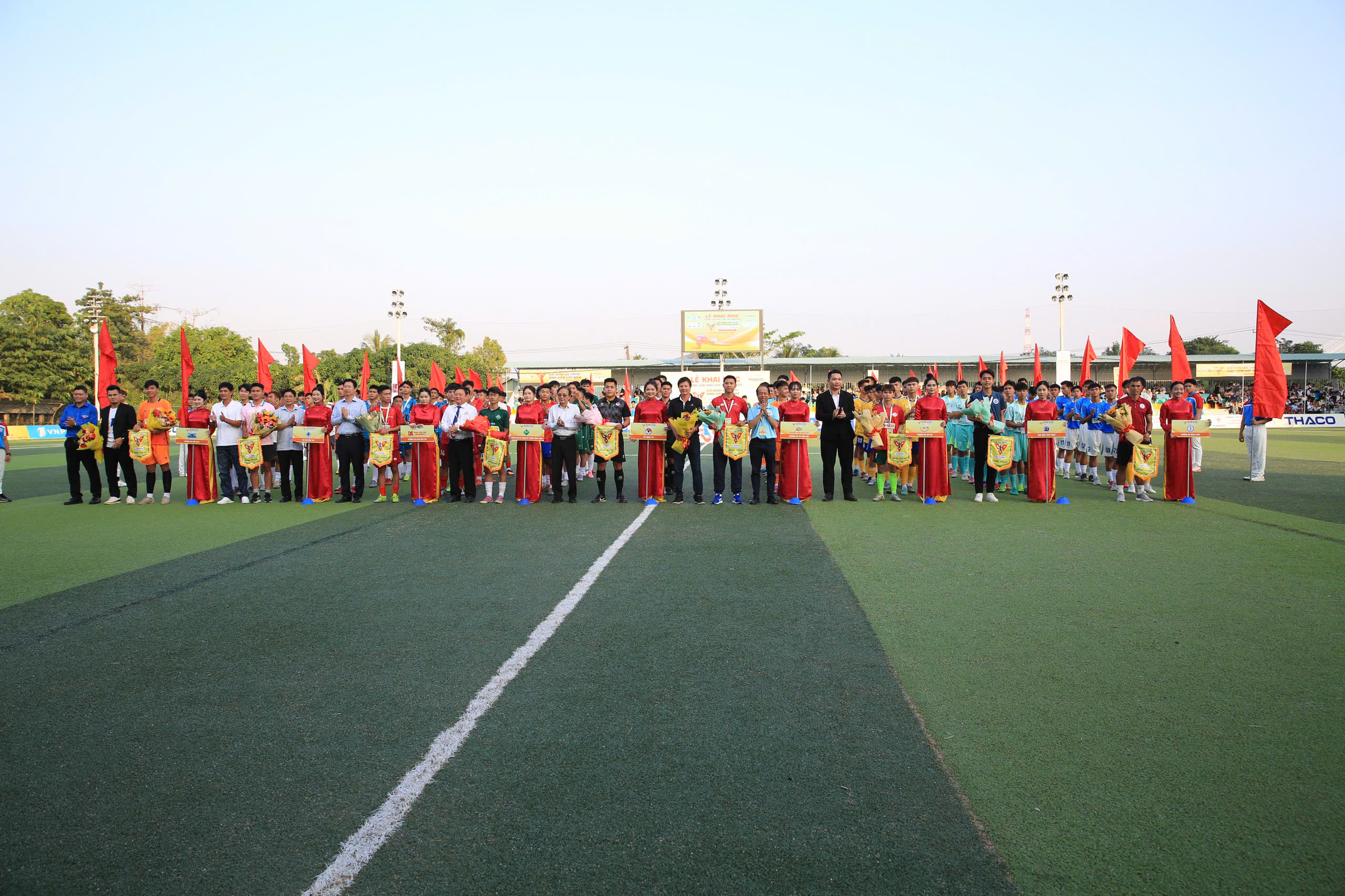 Hàng ngàn người ‘tiếp lửa’ lễ khai mạc vòng loại Tây Nam bộ TNSV THACO cup 2026- Ảnh 15.