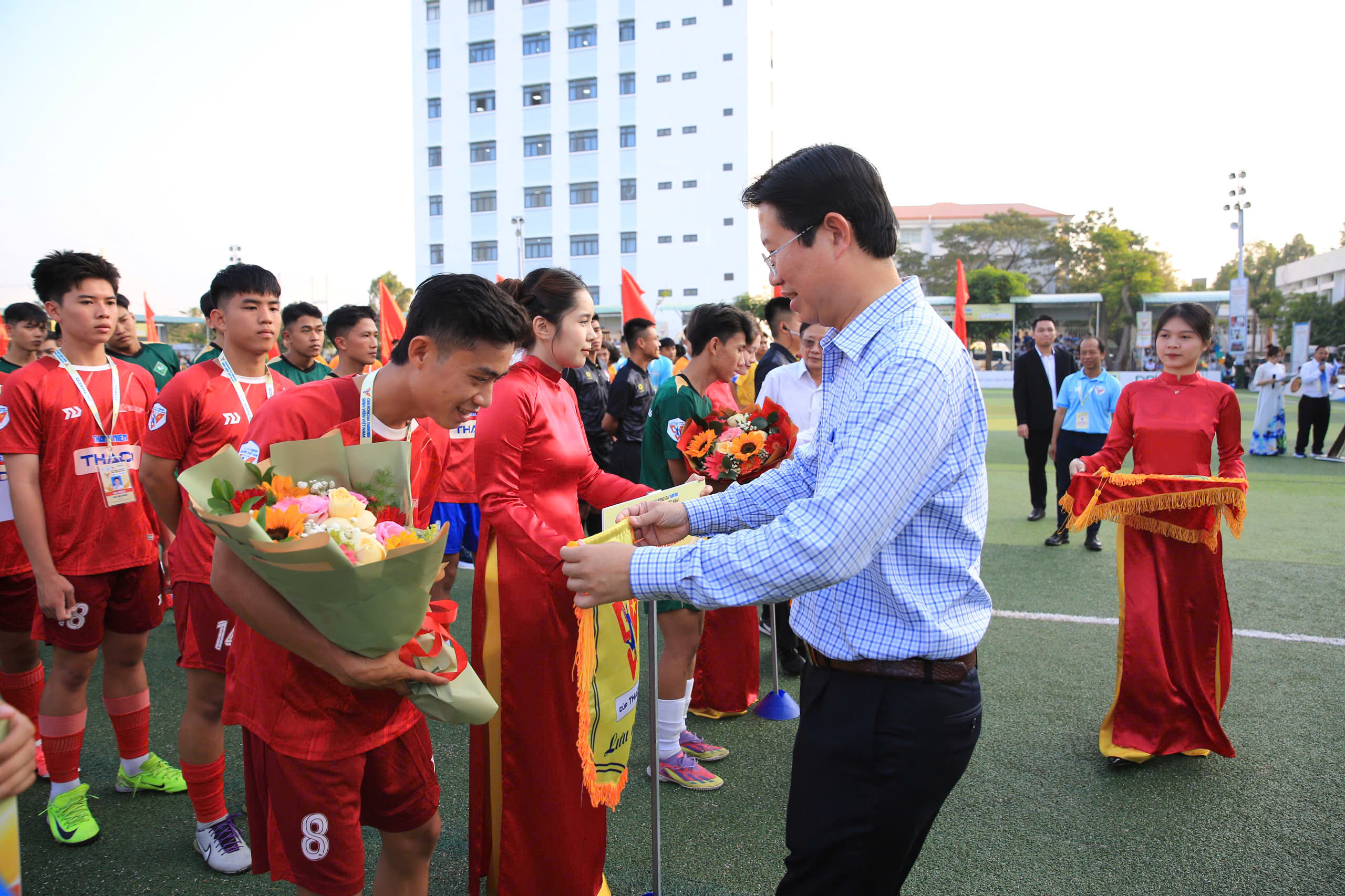 Hàng ngàn người ‘tiếp lửa’ lễ khai mạc vòng loại Tây Nam bộ TNSV THACO cup 2026- Ảnh 16.