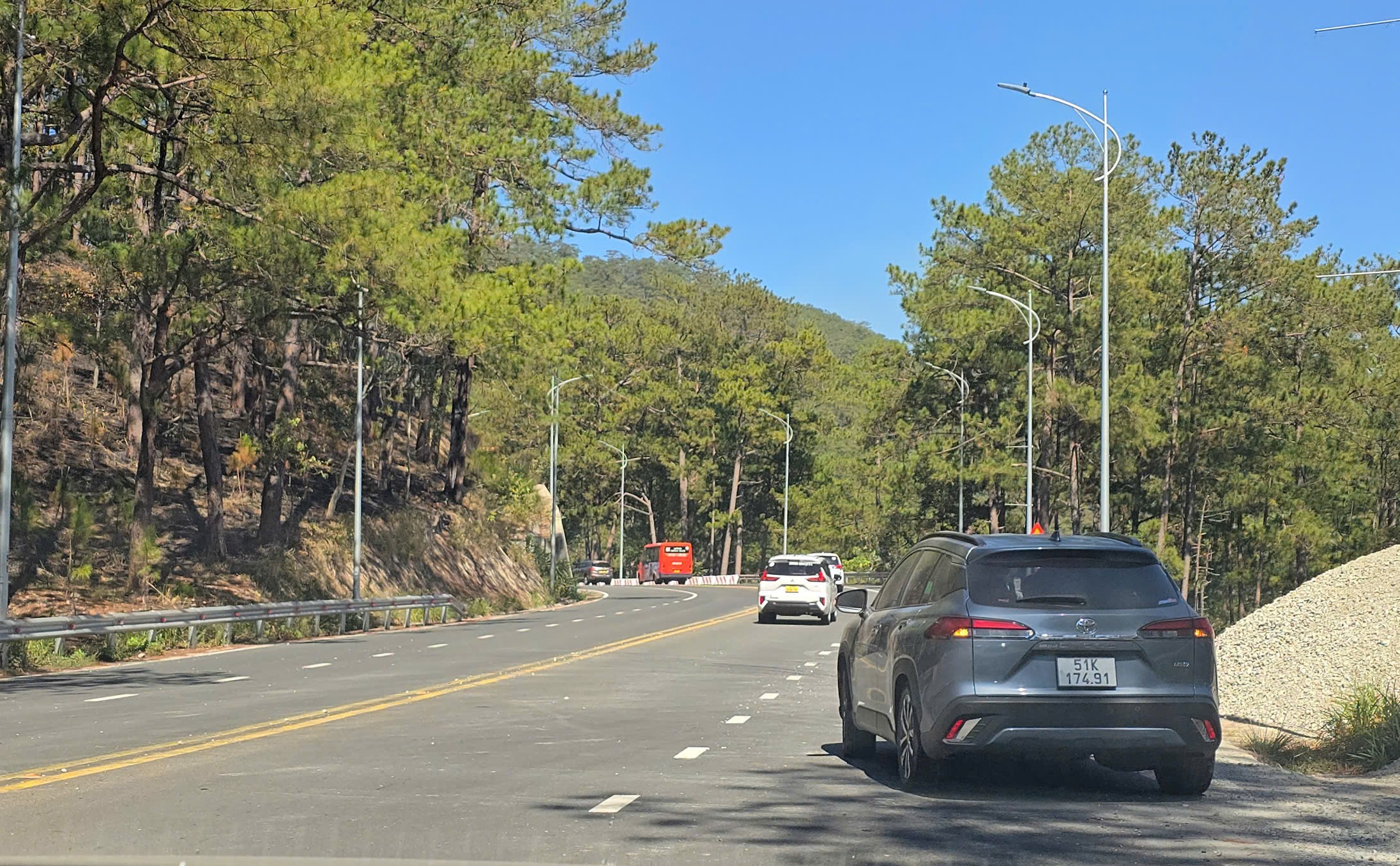 Các phương tiện được lưu thông qua đèo Prenn để vào Đà Lạt- Ảnh 1.