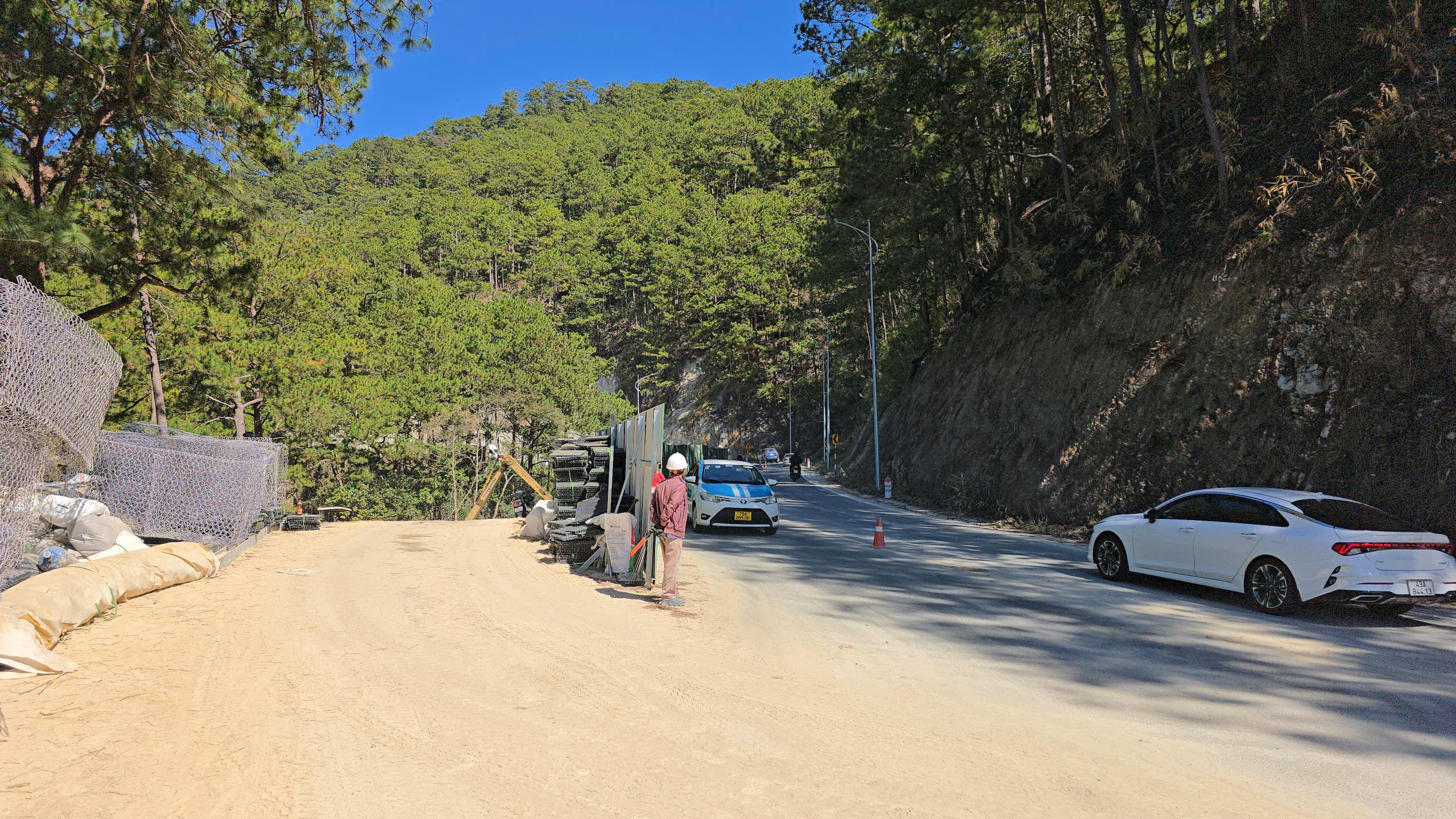 Các phương tiện được lưu thông qua đèo Prenn để vào Đà Lạt- Ảnh 5.