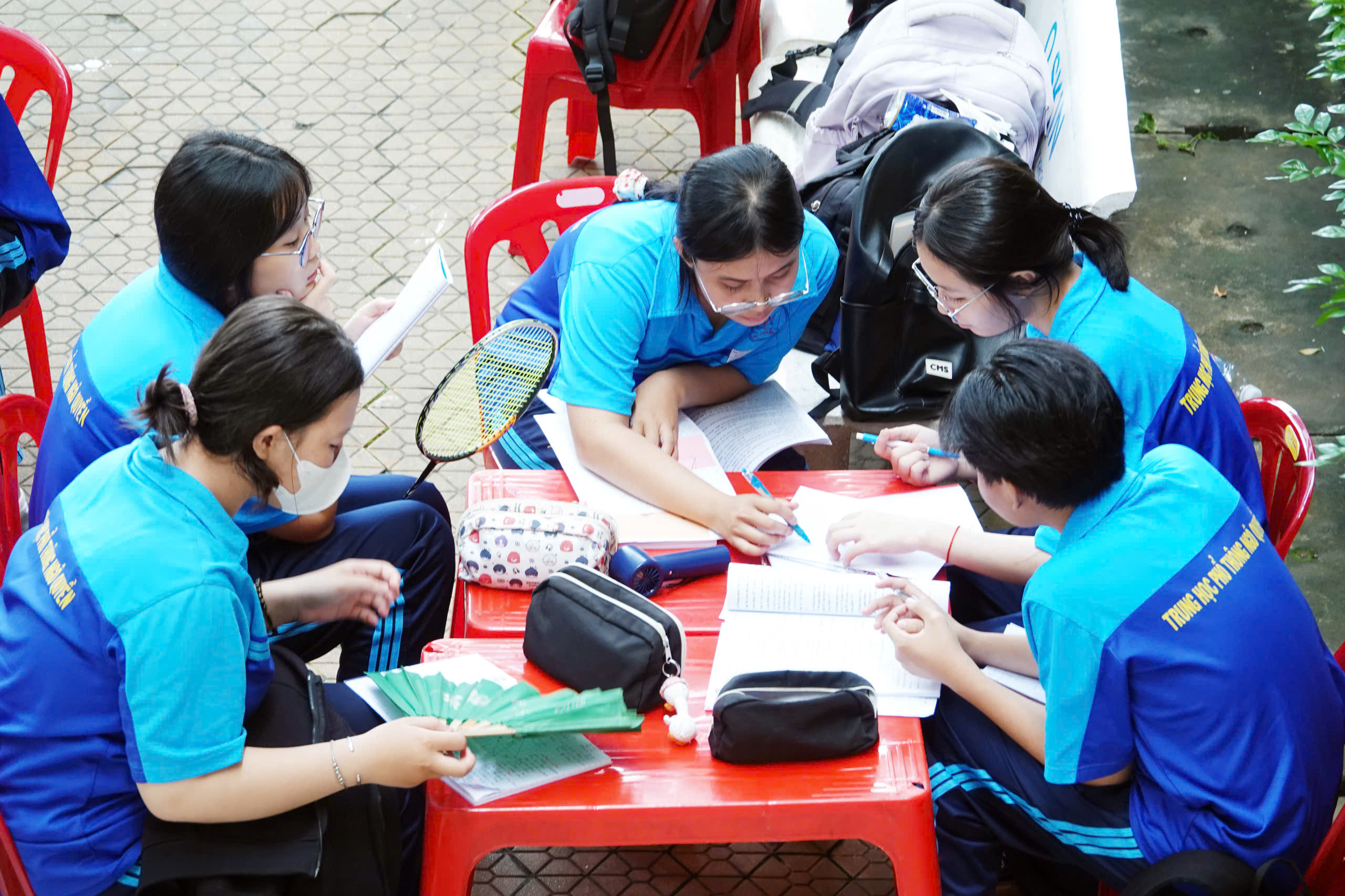 Trường ĐH điều chỉnh tổ hợp xét tuyển, học sinh đổi môn tự chọn - Ảnh 2.